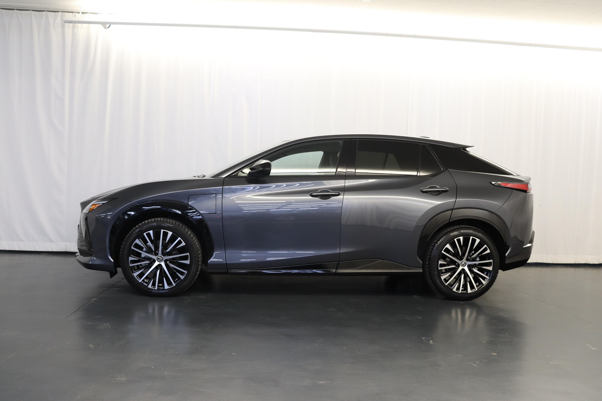 LEXUS RZ 450e Excellence-showroom-element-3