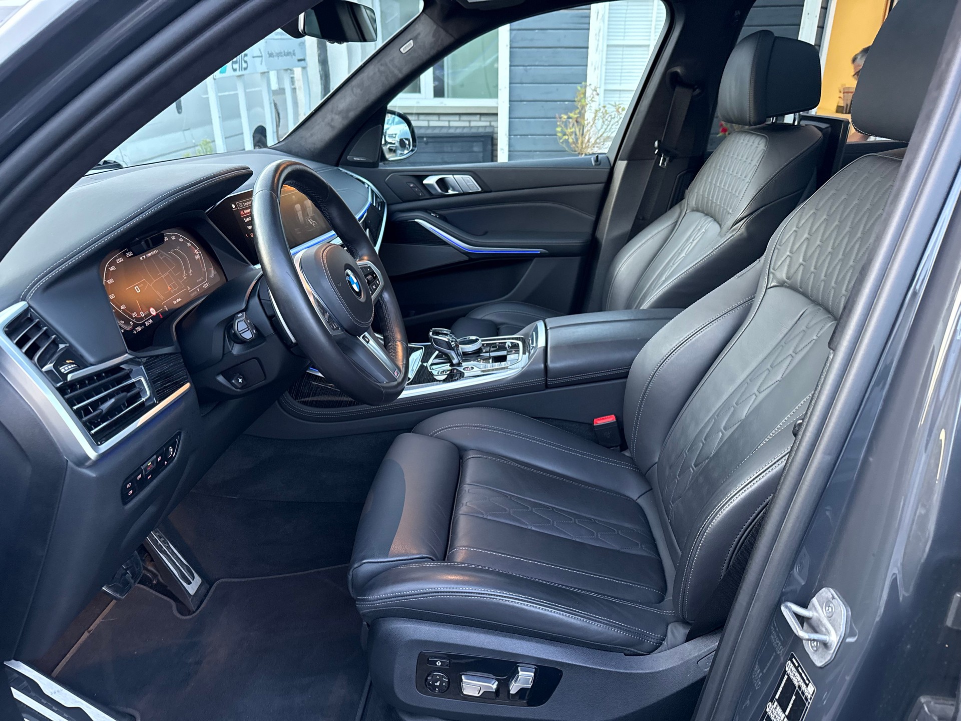 BMW X7 M50i-image-8