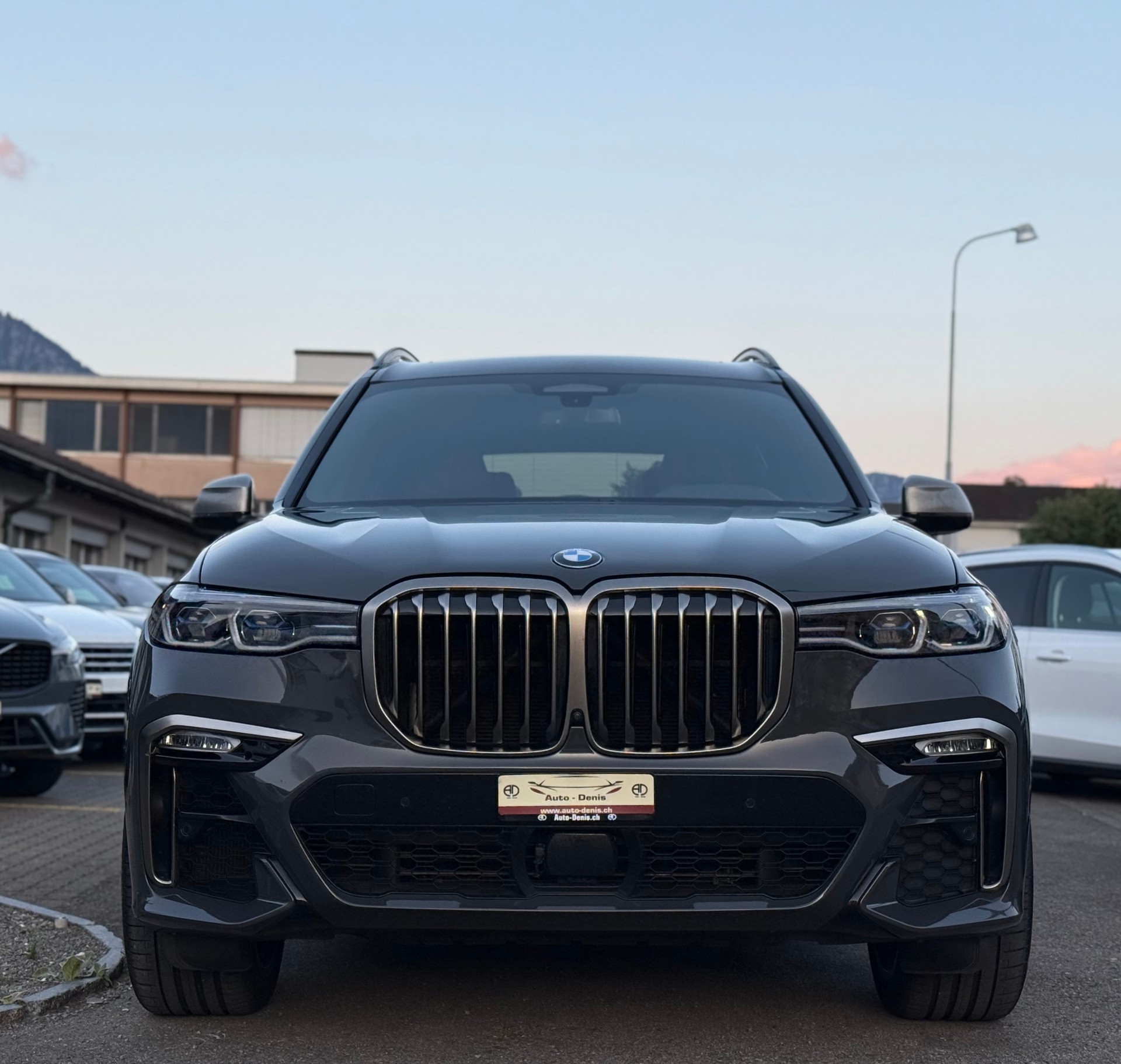 BMW X7 M50i-showroom-element-2