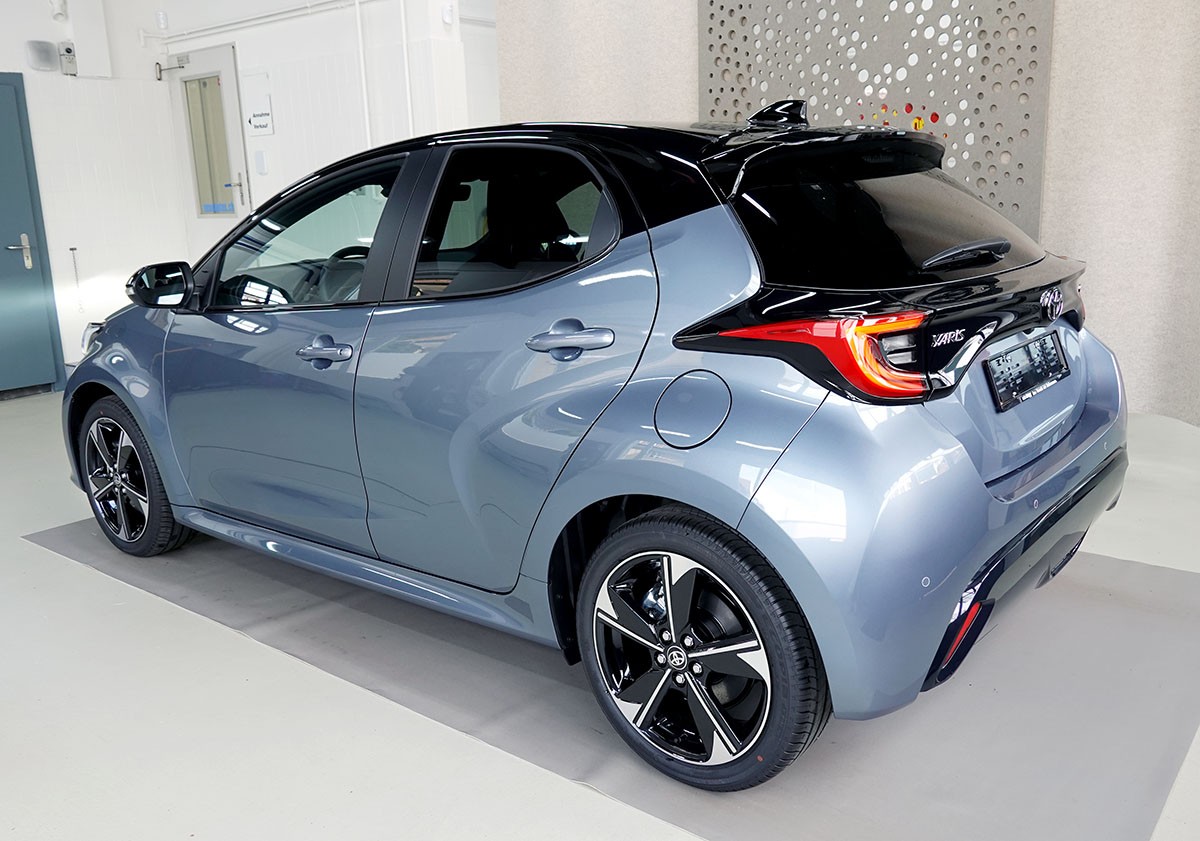 TOYOTA Yaris 1.5 Premium e-CVT, Bitone-showroom-element-2
