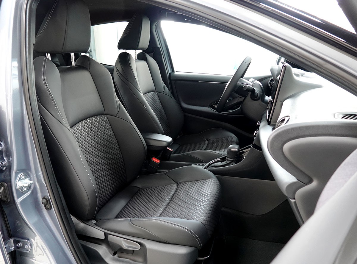 TOYOTA Yaris 1.5 Premium e-CVT, Bitone-showroom-element-3