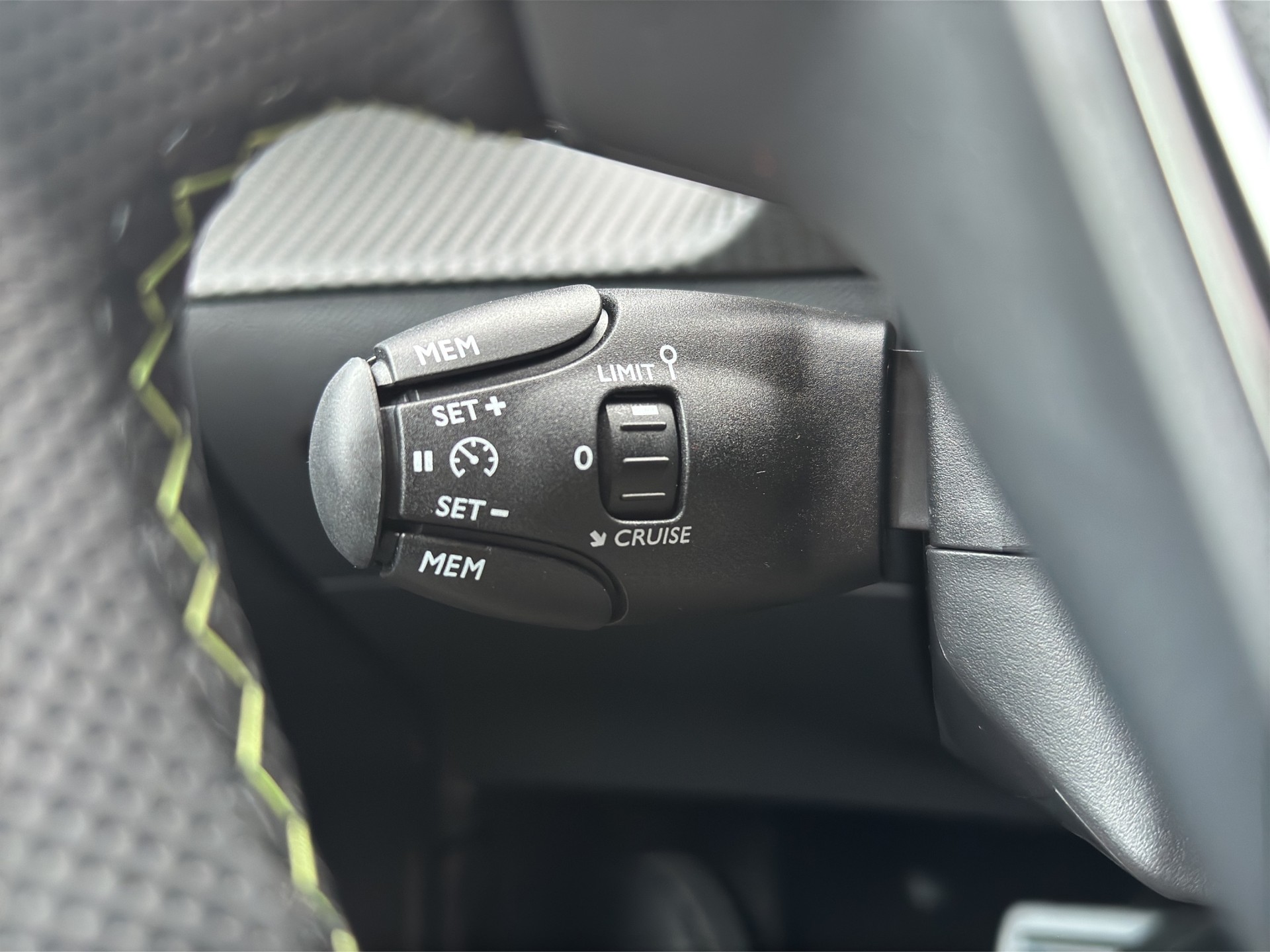 PEUGEOT 208 1.2 MHEV 145 GT Aut. Panorama-Glasdach-image-19