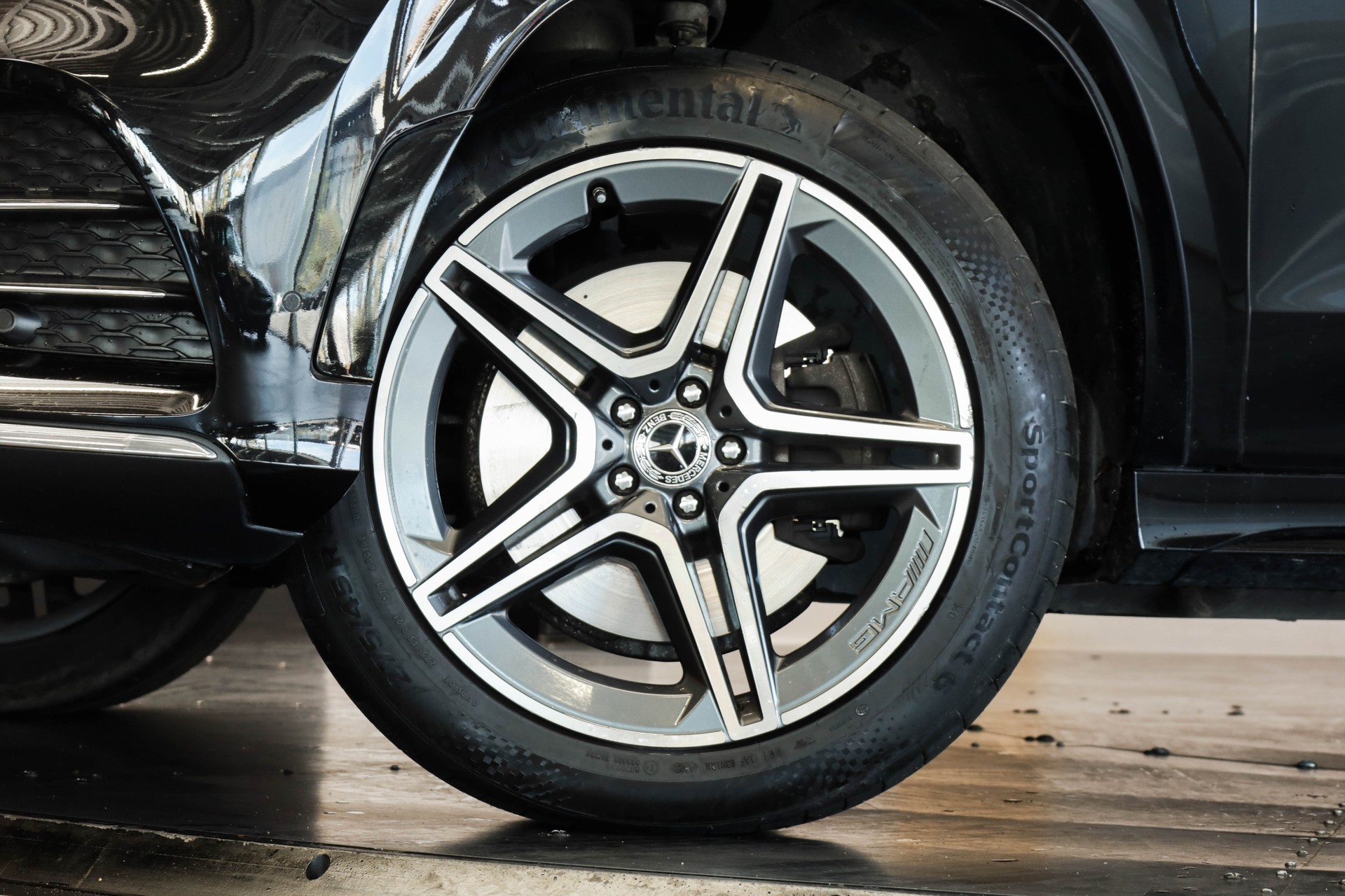 MERCEDES-BENZ GLS 400 d 4Matic AMG Line • Véhicule suisse • 7 places • E-ACTIVE BODY CONTROL-image-7