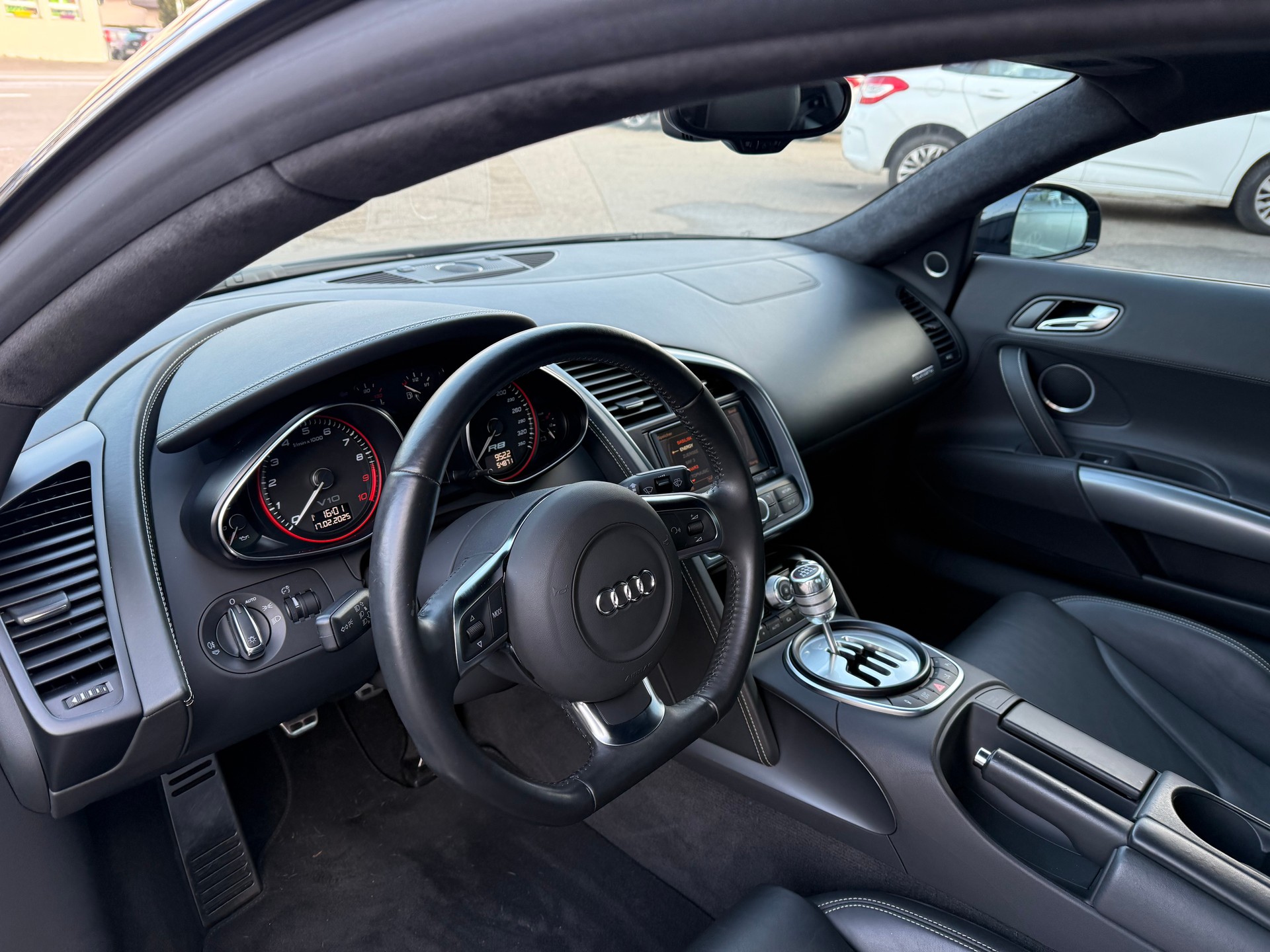 AUDI R8 Coupé 5.2-image-12