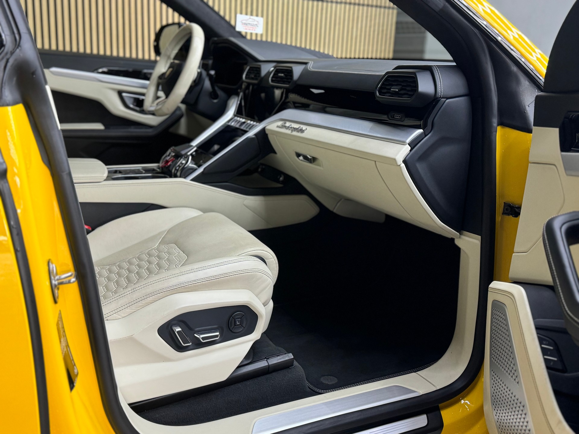 LAMBORGHINI Urus E-Gear-image-5