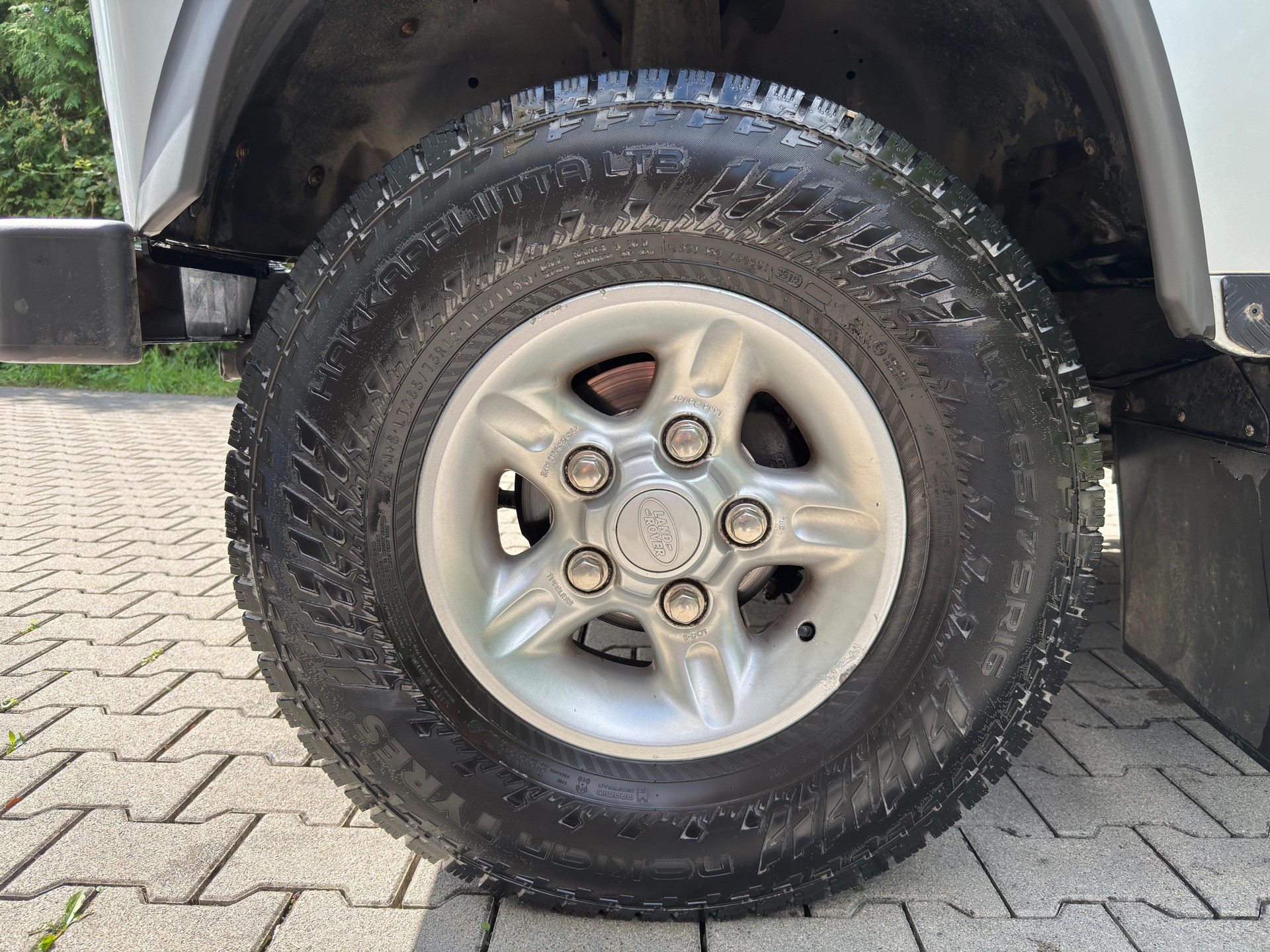 LAND ROVER Defender 90 2.2 TD4 Station Wagon-image-8
