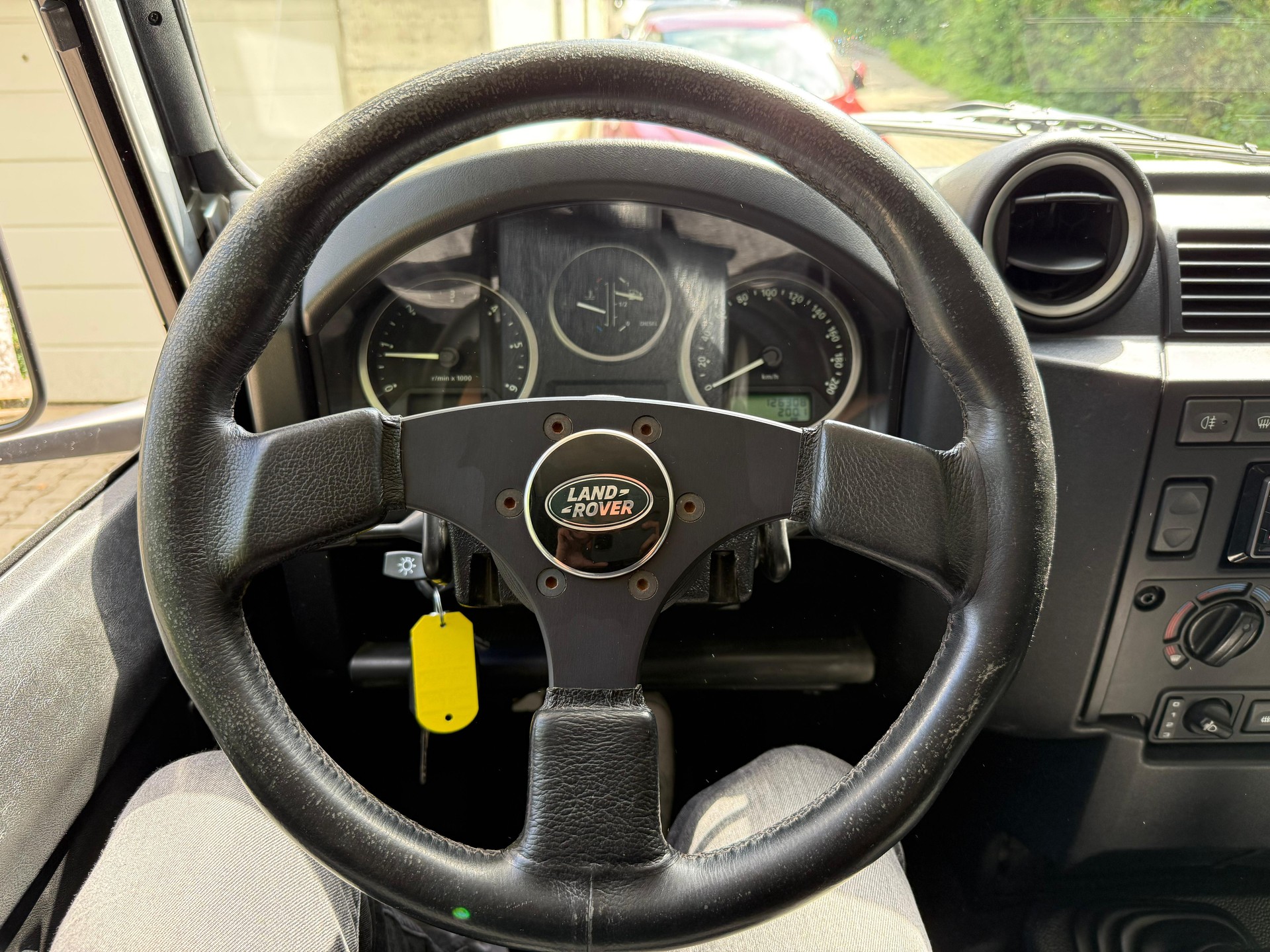 LAND ROVER Defender 90 2.2 TD4 Station Wagon-image-21