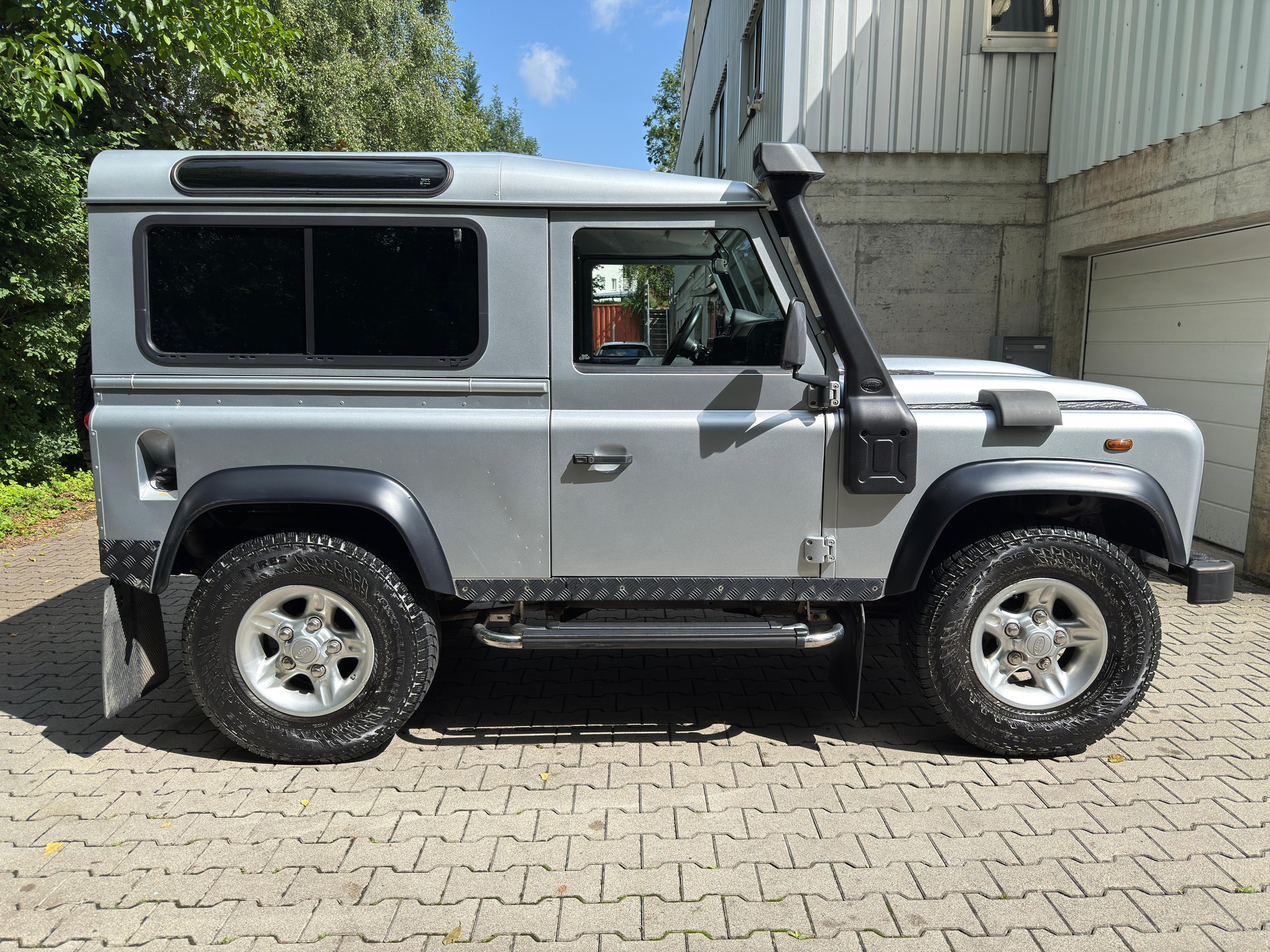 LAND ROVER Defender 90 2.2 TD4 Station Wagon-image-5
