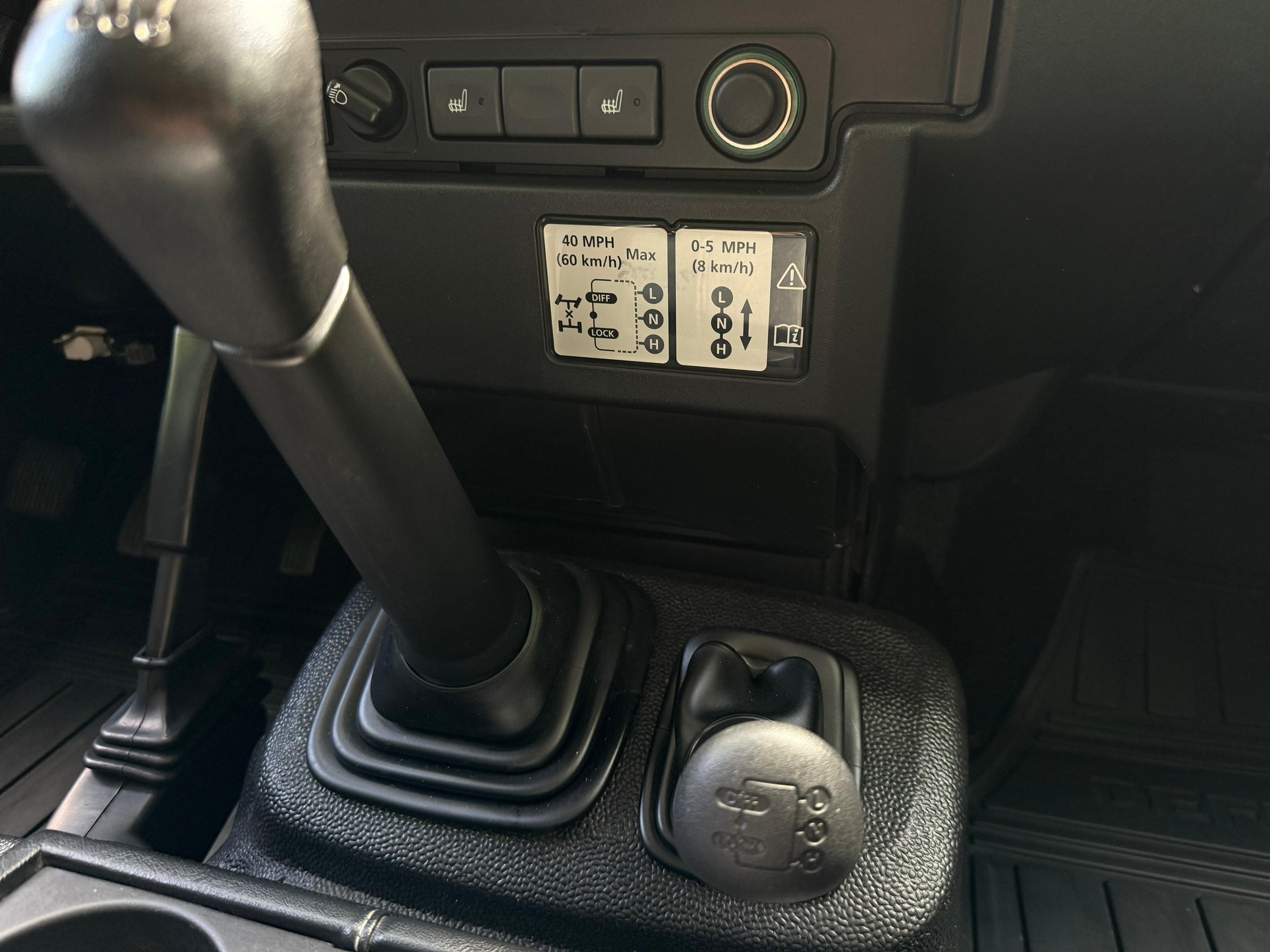 LAND ROVER Defender 90 2.2 TD4 Station Wagon-image-20