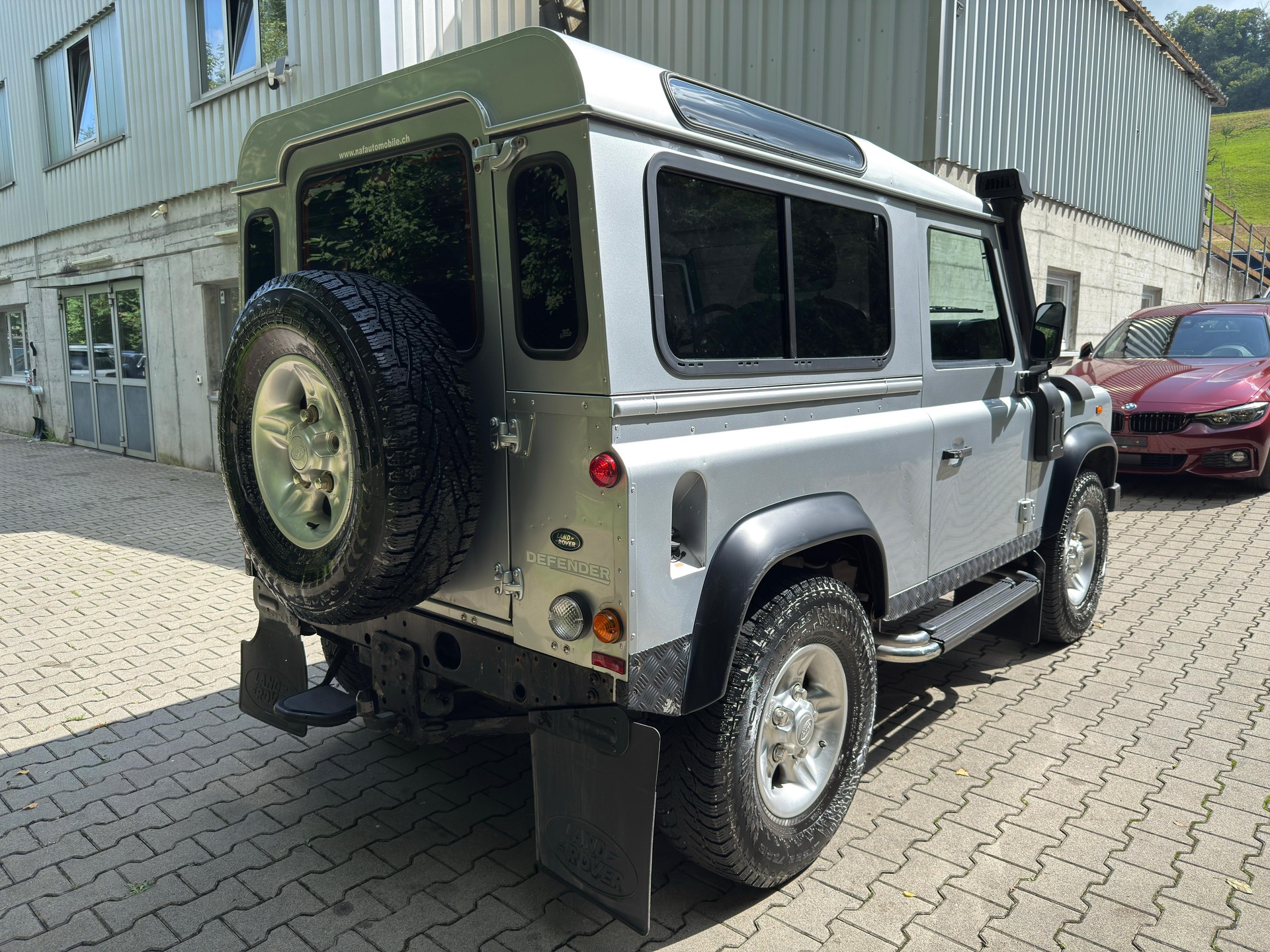 LAND ROVER Defender 90 2.2 TD4 Station Wagon-image-4