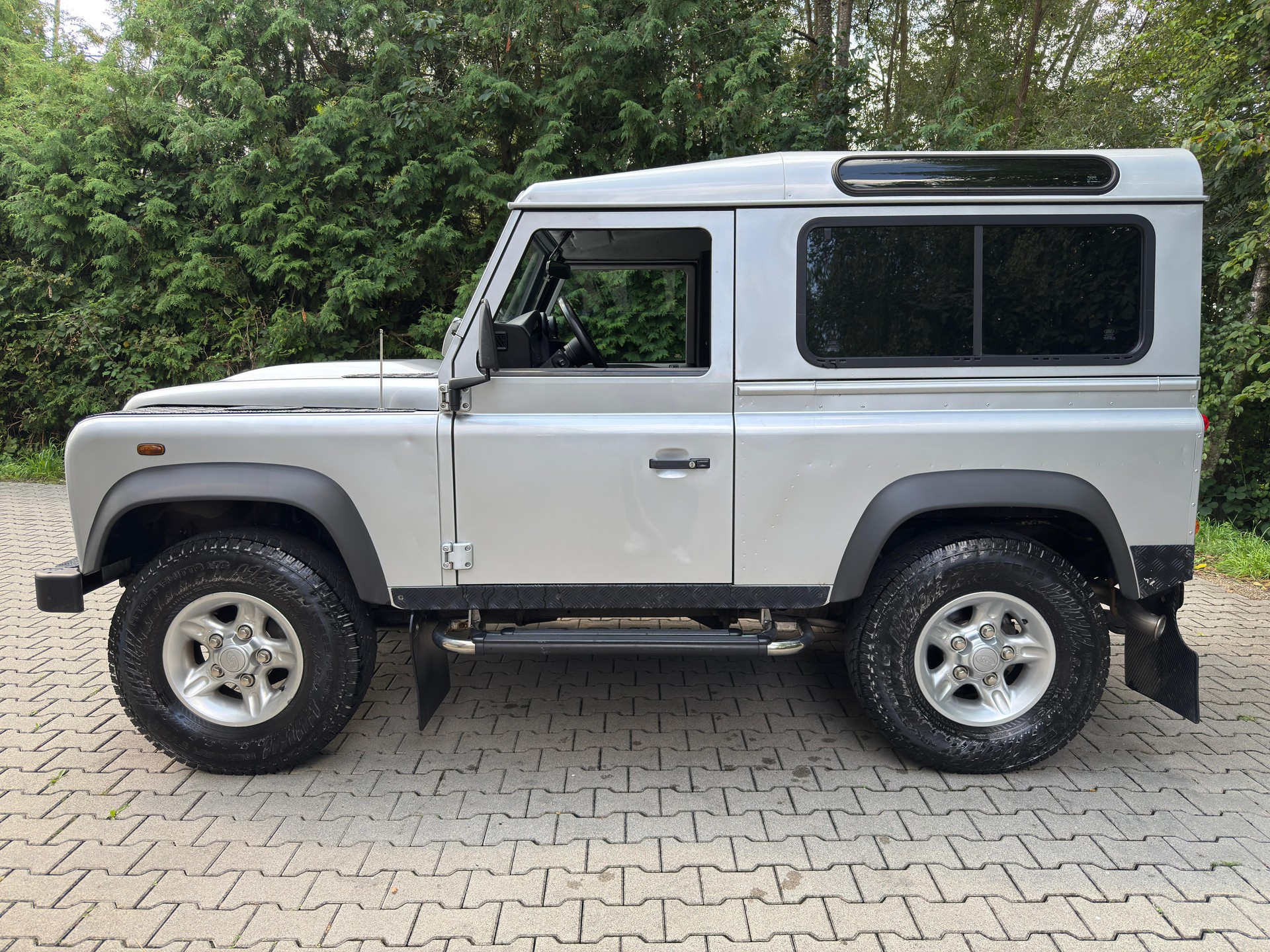 LAND ROVER Defender 90 2.2 TD4 Station Wagon-showroom-element-1