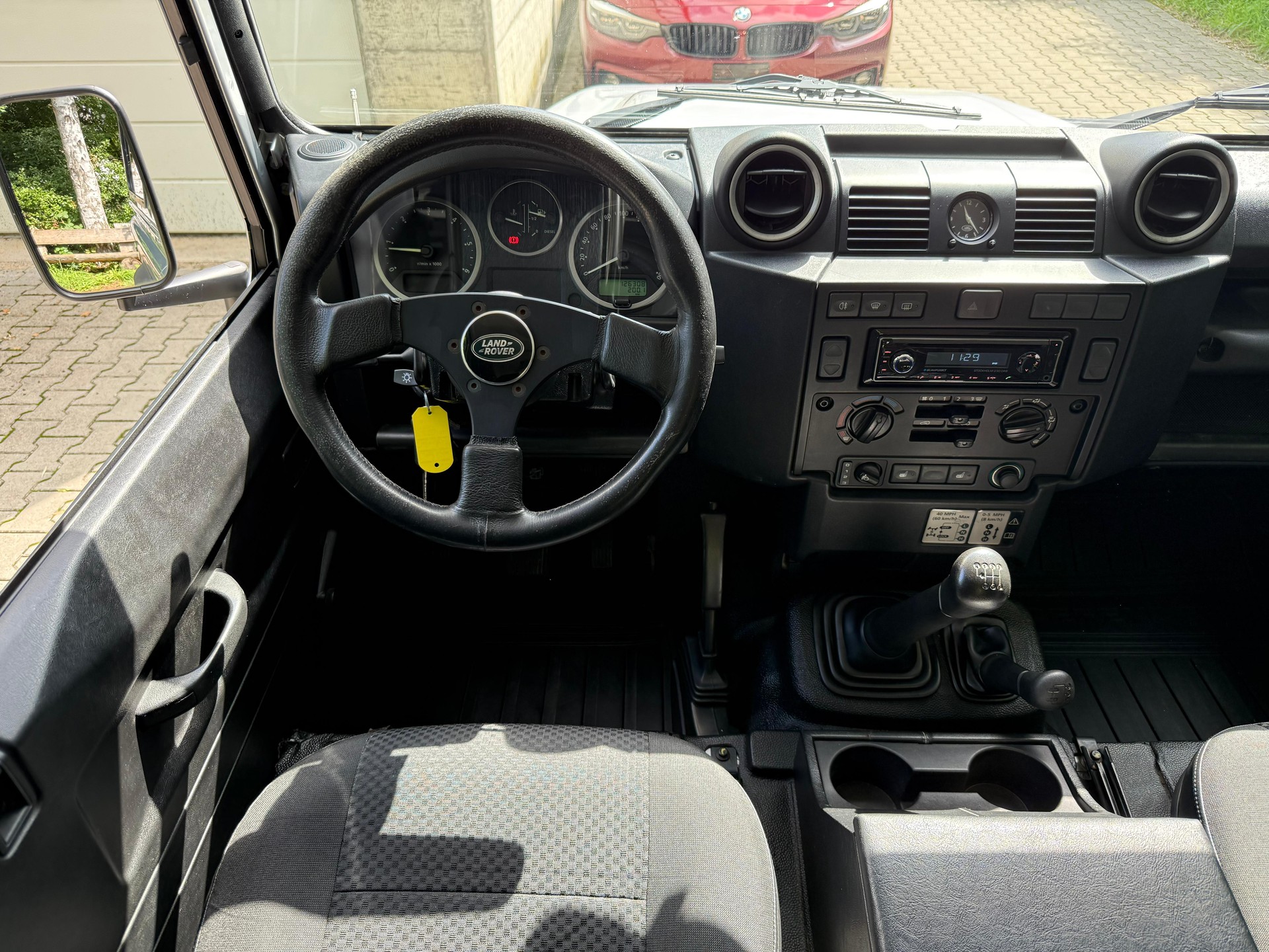 LAND ROVER Defender 90 2.2 TD4 Station Wagon-image-18