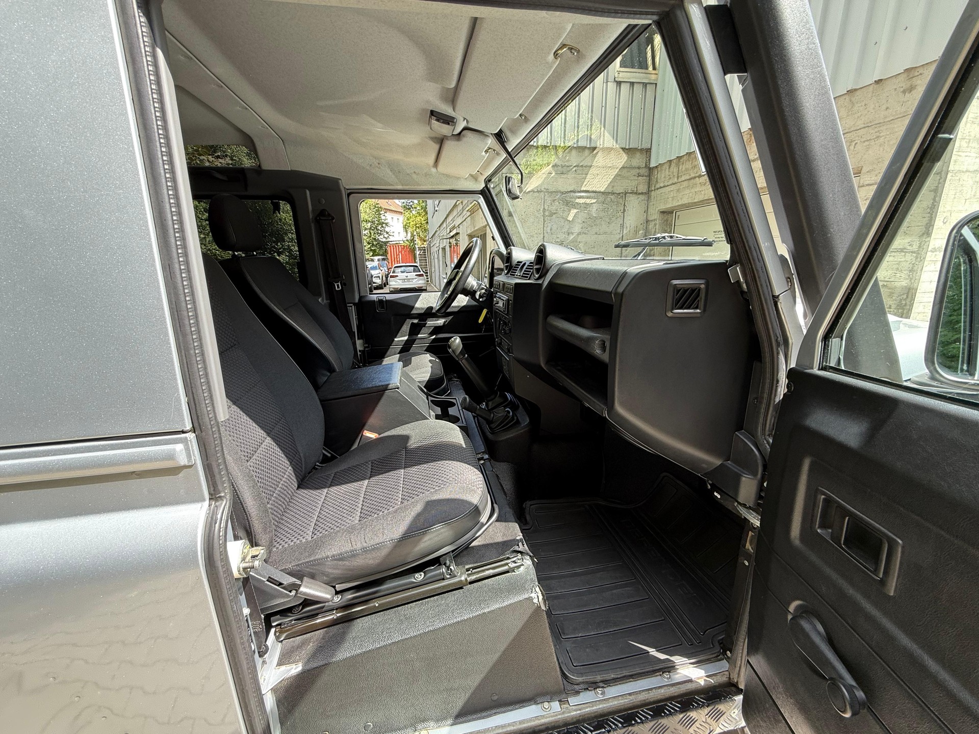 LAND ROVER Defender 90 2.2 TD4 Station Wagon-image-15