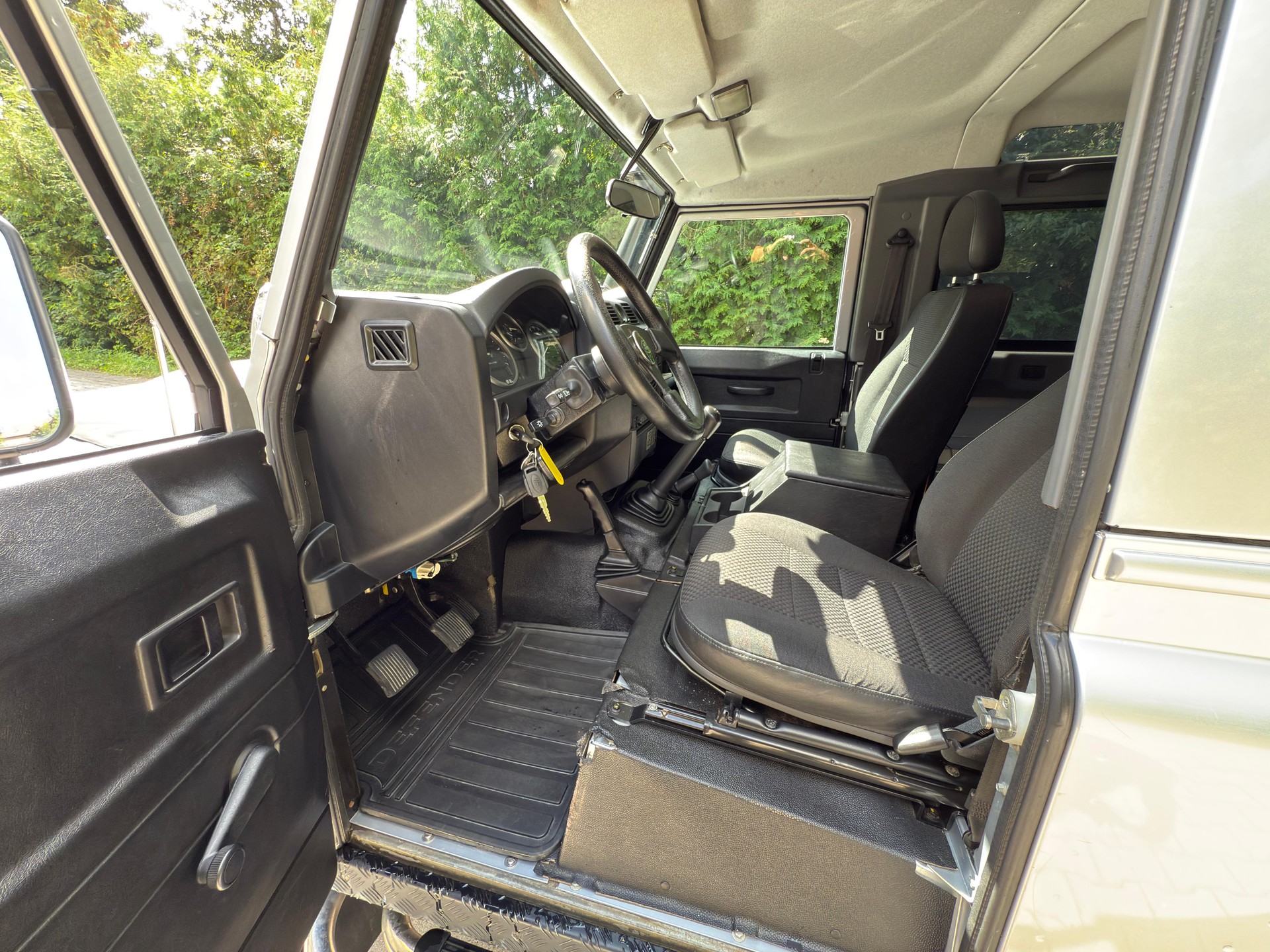 LAND ROVER Defender 90 2.2 TD4 Station Wagon-image-9