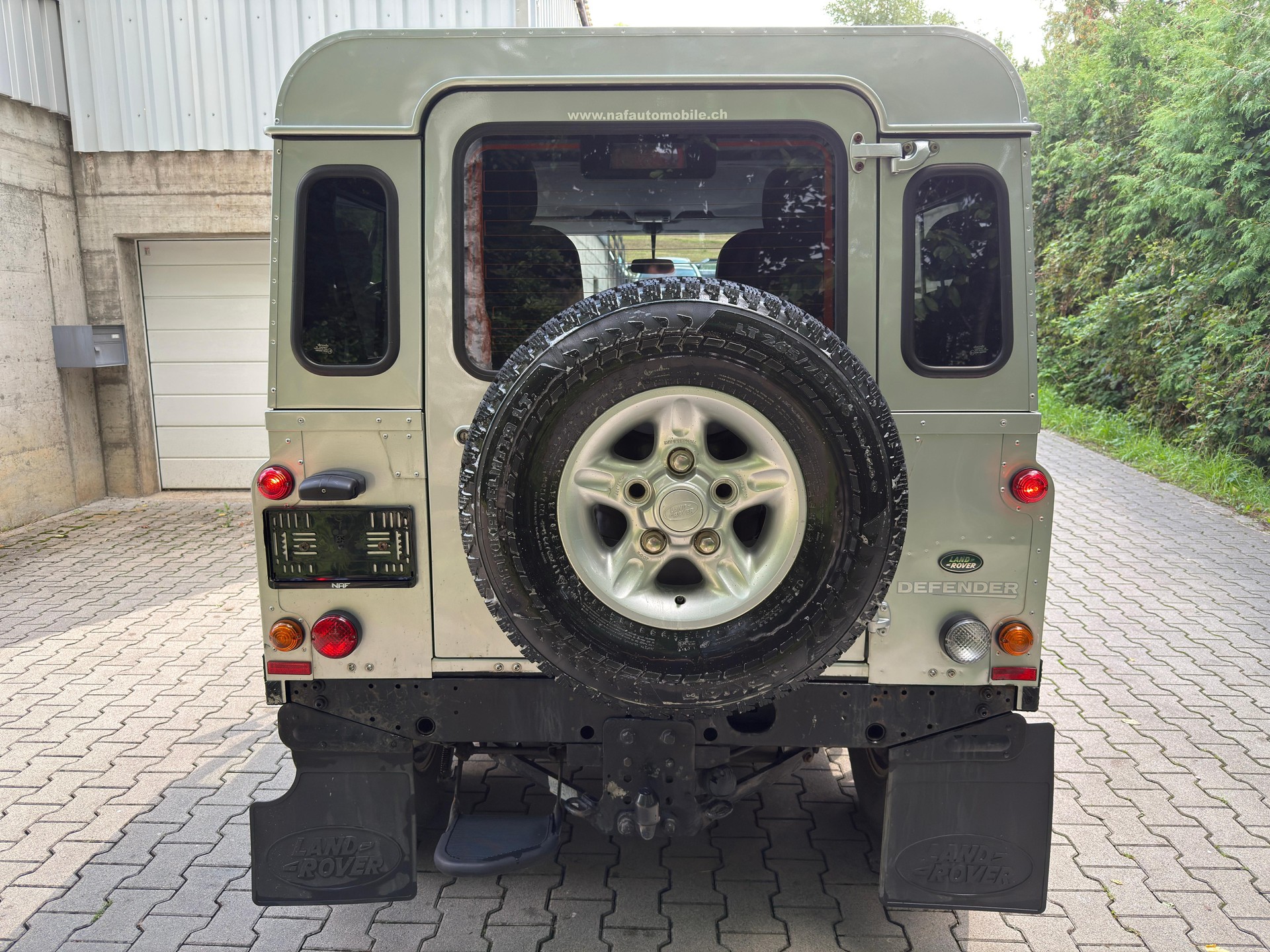 LAND ROVER Defender 90 2.2 TD4 Station Wagon-showroom-element-3