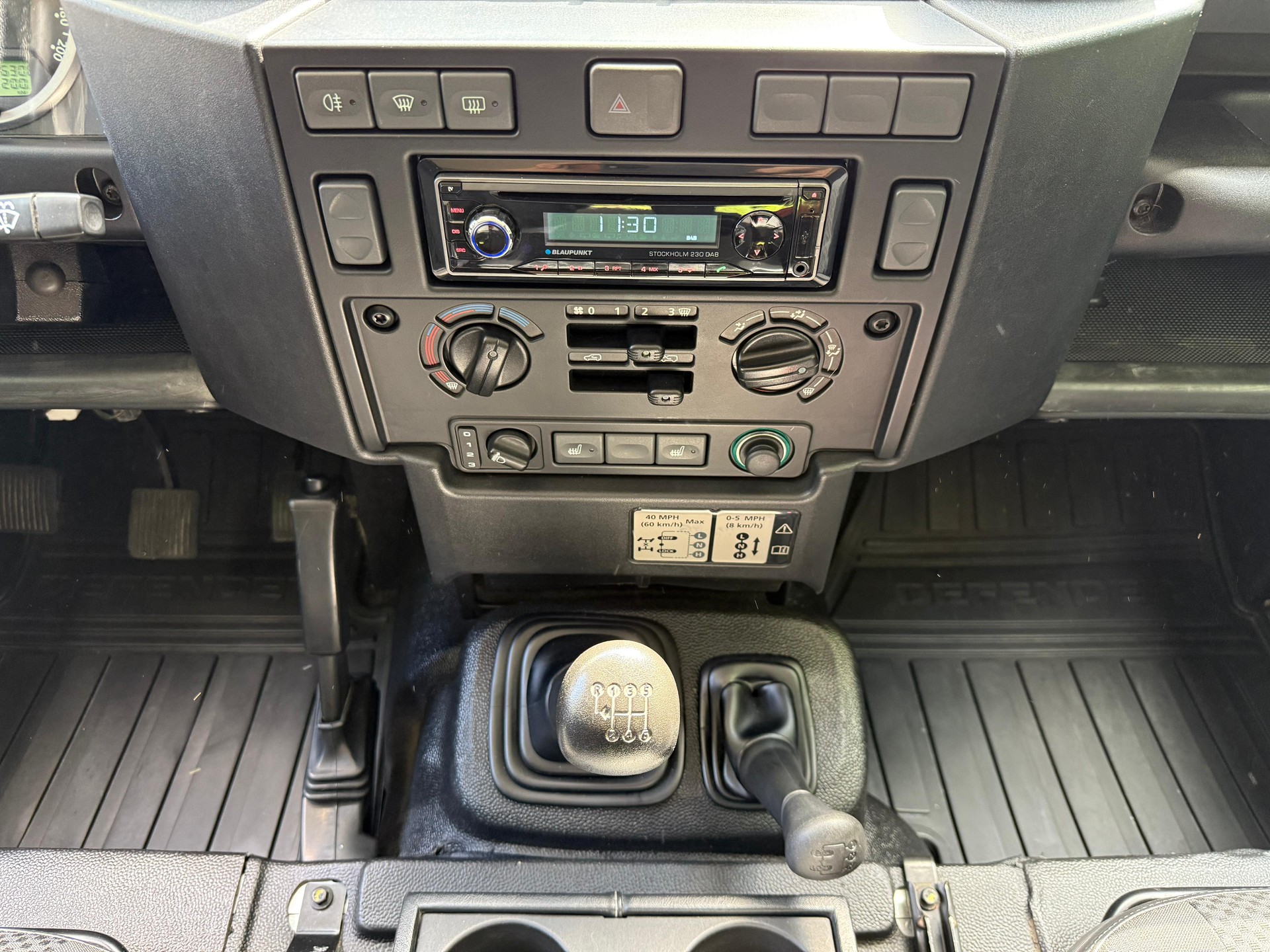 LAND ROVER Defender 90 2.2 TD4 Station Wagon-image-19