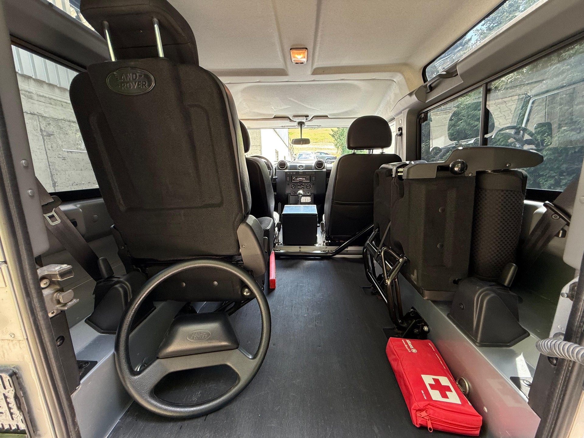 LAND ROVER Defender 90 2.2 TD4 Station Wagon-image-13