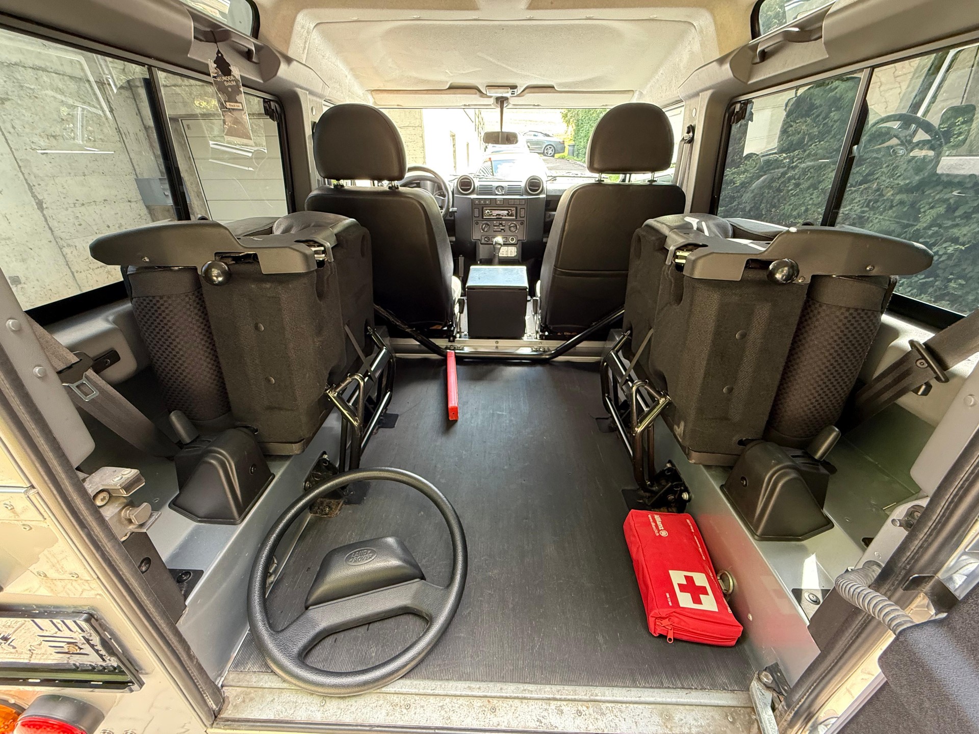 LAND ROVER Defender 90 2.2 TD4 Station Wagon-image-14