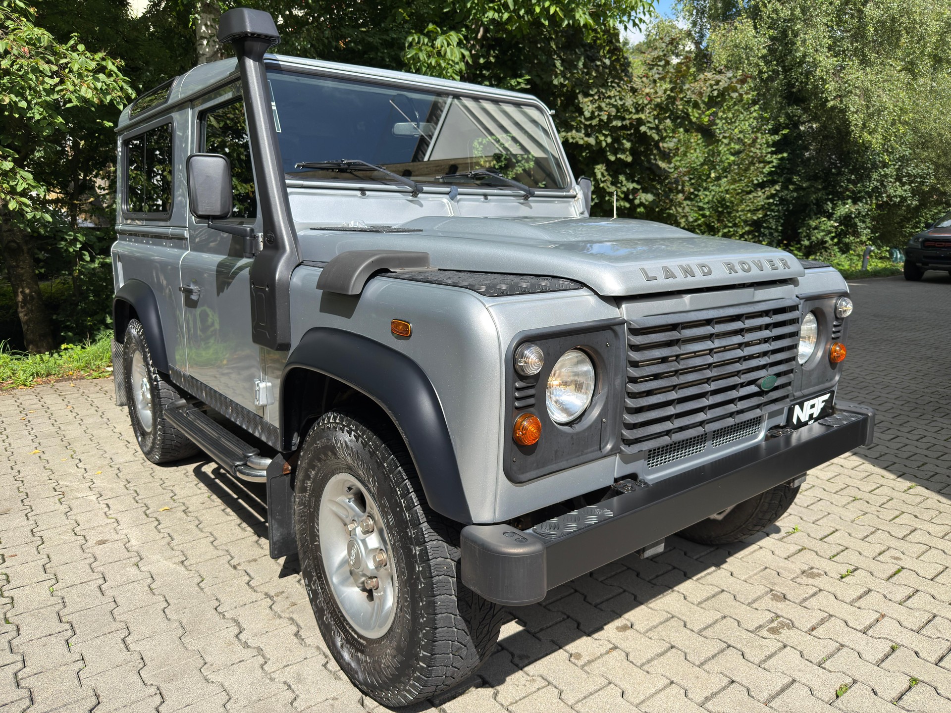LAND ROVER Defender 90 2.2 TD4 Station Wagon-image-6