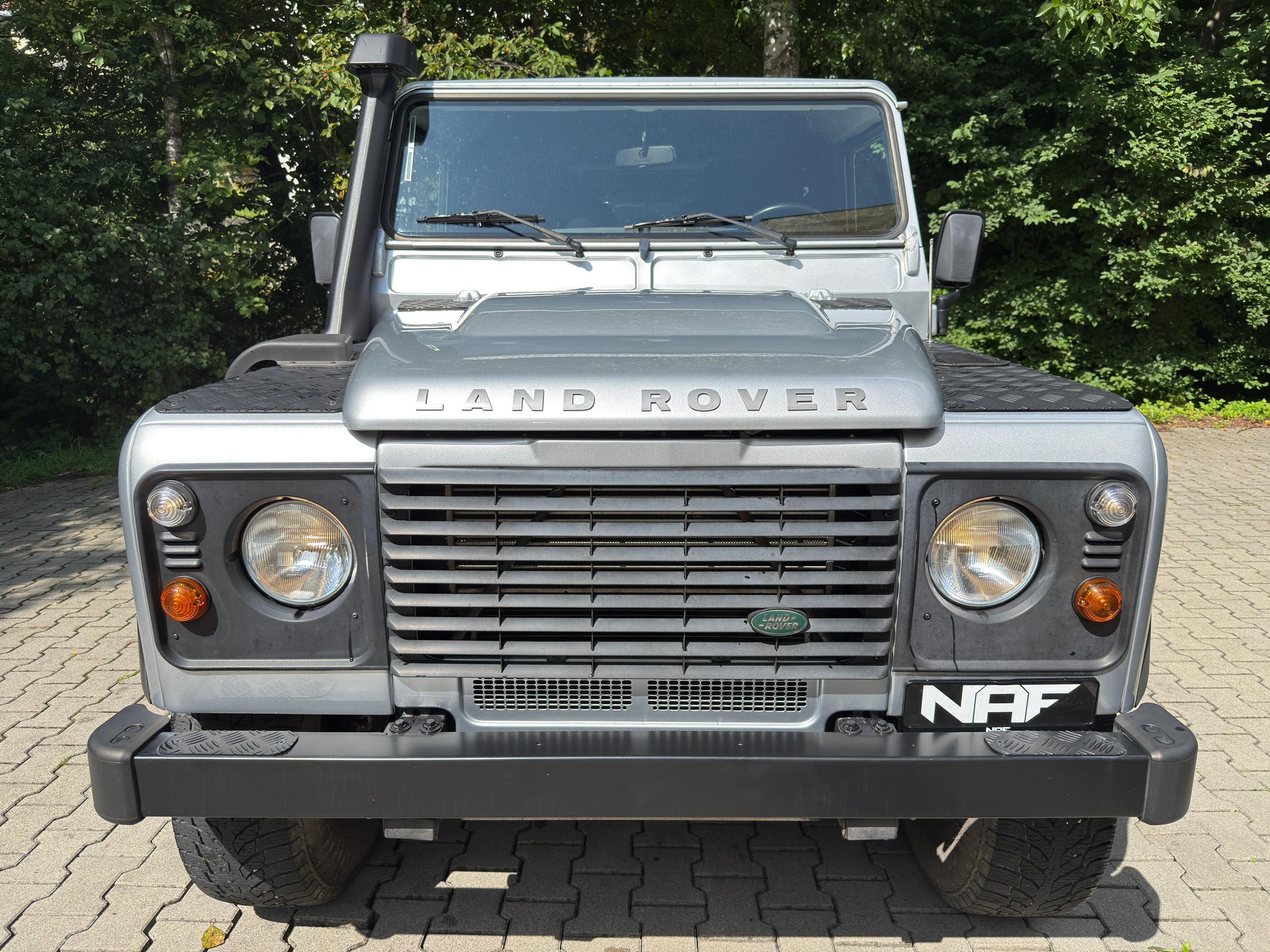 LAND ROVER Defender 90 2.2 TD4 Station Wagon-image-7