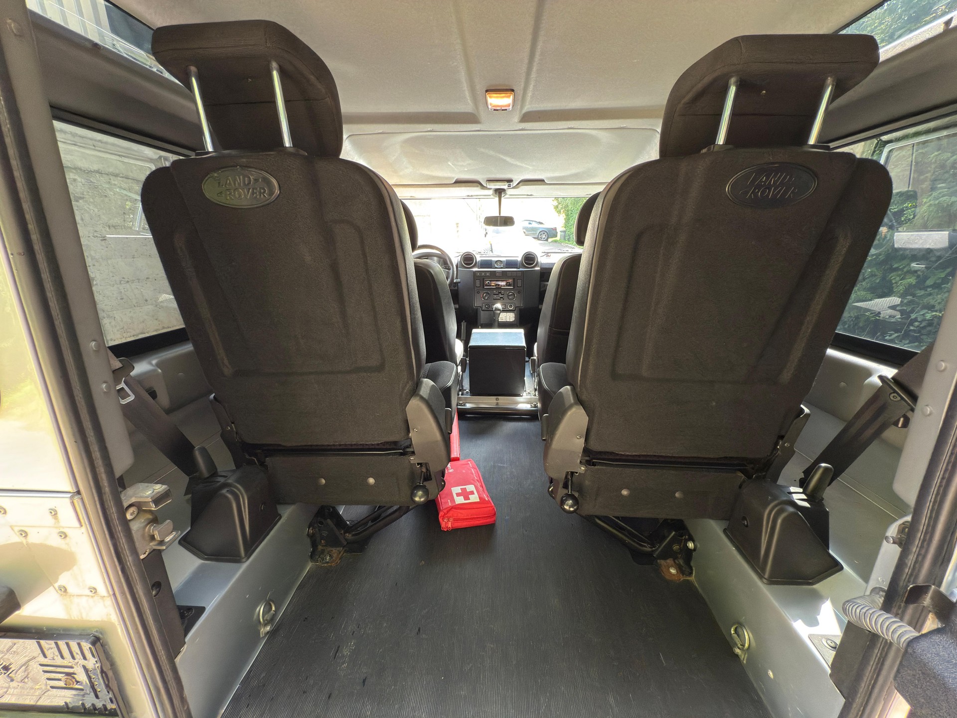LAND ROVER Defender 90 2.2 TD4 Station Wagon-image-12