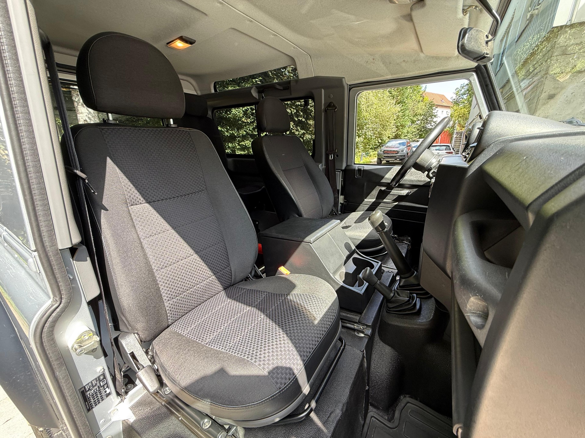 LAND ROVER Defender 90 2.2 TD4 Station Wagon-image-16