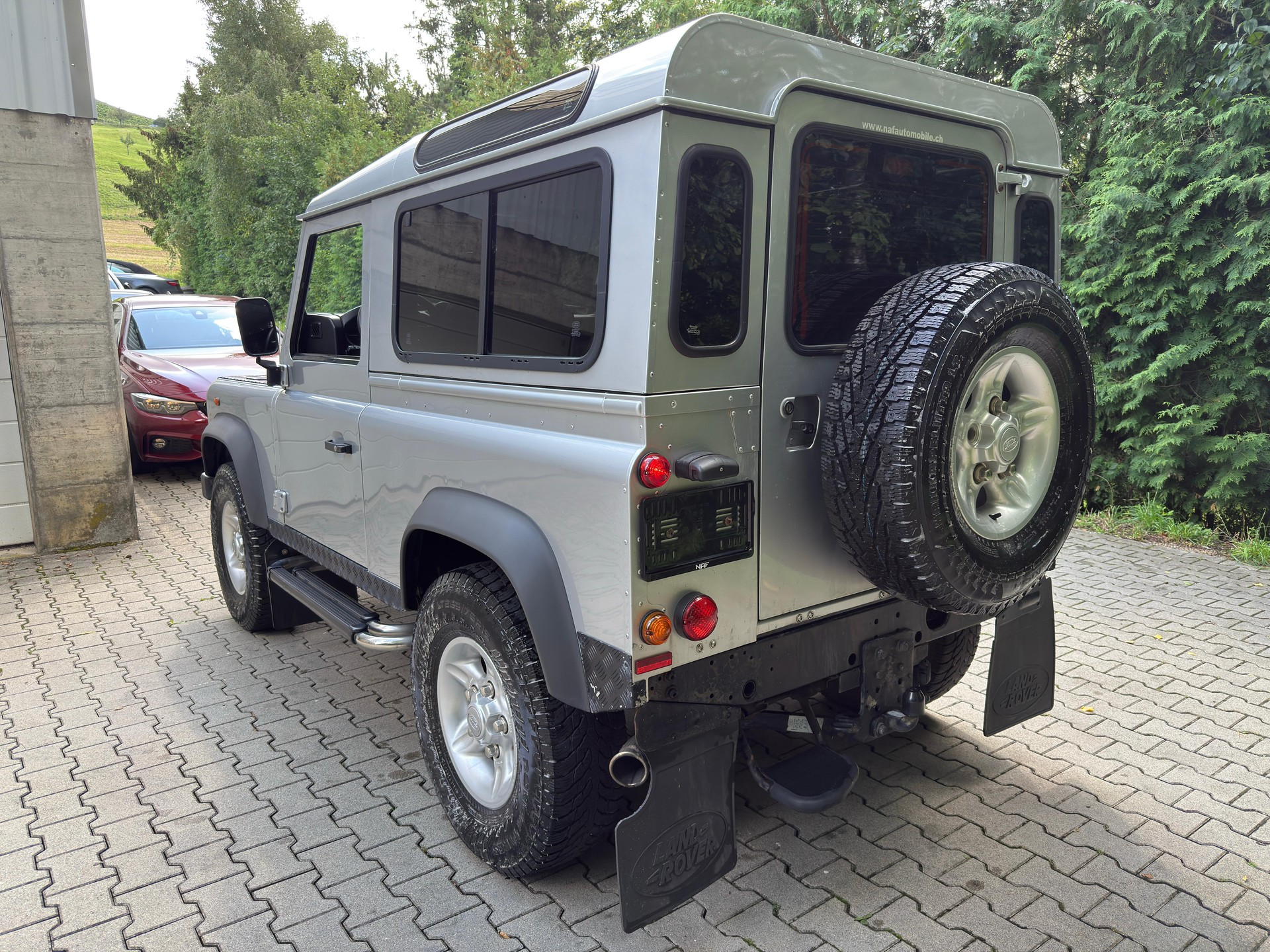LAND ROVER Defender 90 2.2 TD4 Station Wagon-showroom-element-2