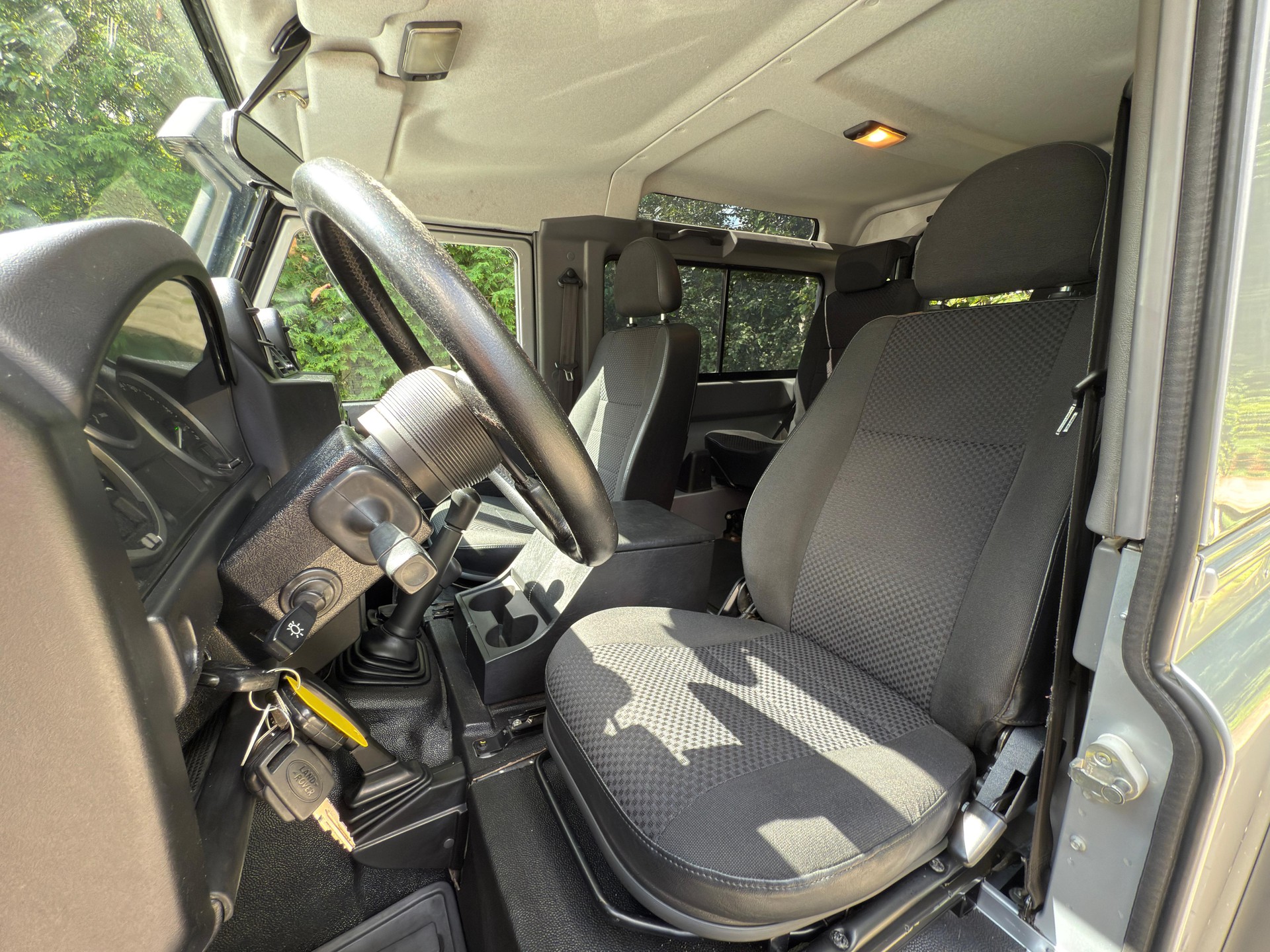 LAND ROVER Defender 90 2.2 TD4 Station Wagon-image-10