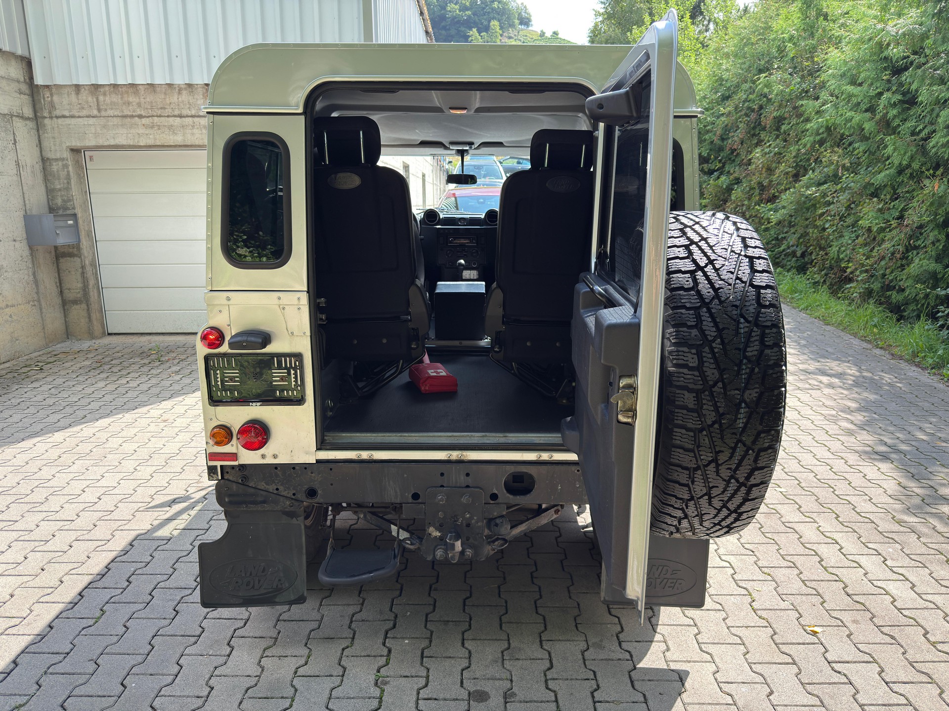 LAND ROVER Defender 90 2.2 TD4 Station Wagon-image-11