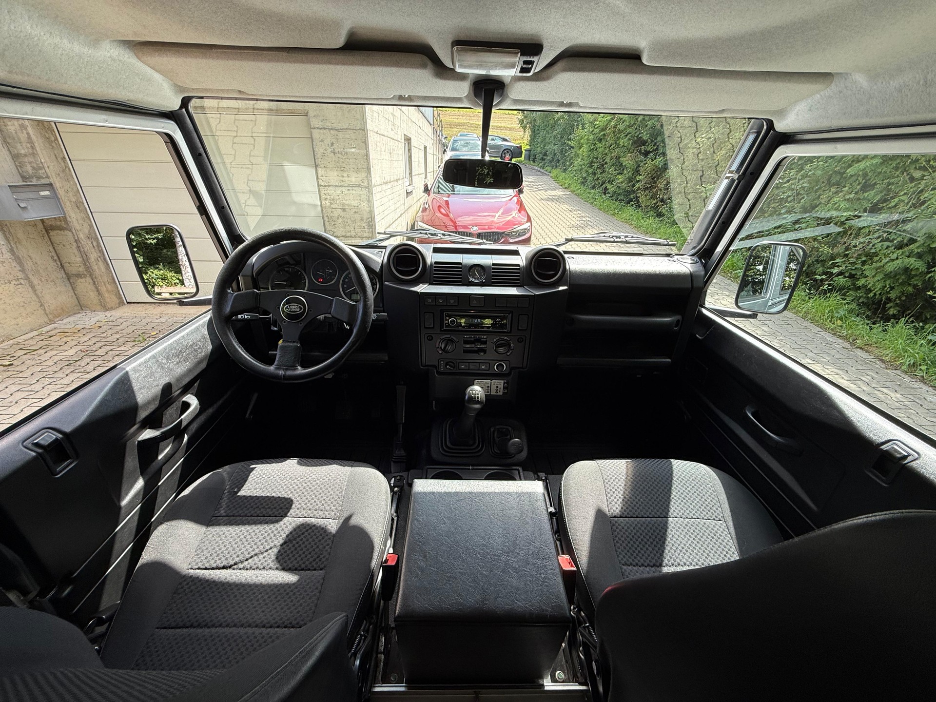 LAND ROVER Defender 90 2.2 TD4 Station Wagon-image-17