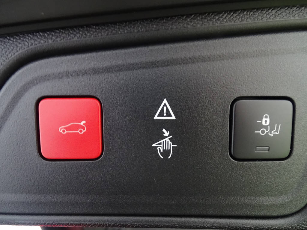 PEUGEOT 3008 1.6 Plug-in Hybrid4 GT-image-8