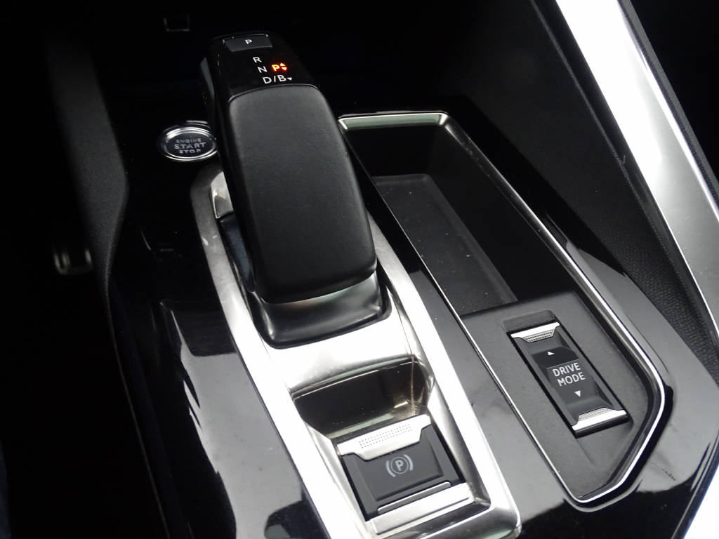 PEUGEOT 3008 1.6 Plug-in Hybrid4 GT-image-14