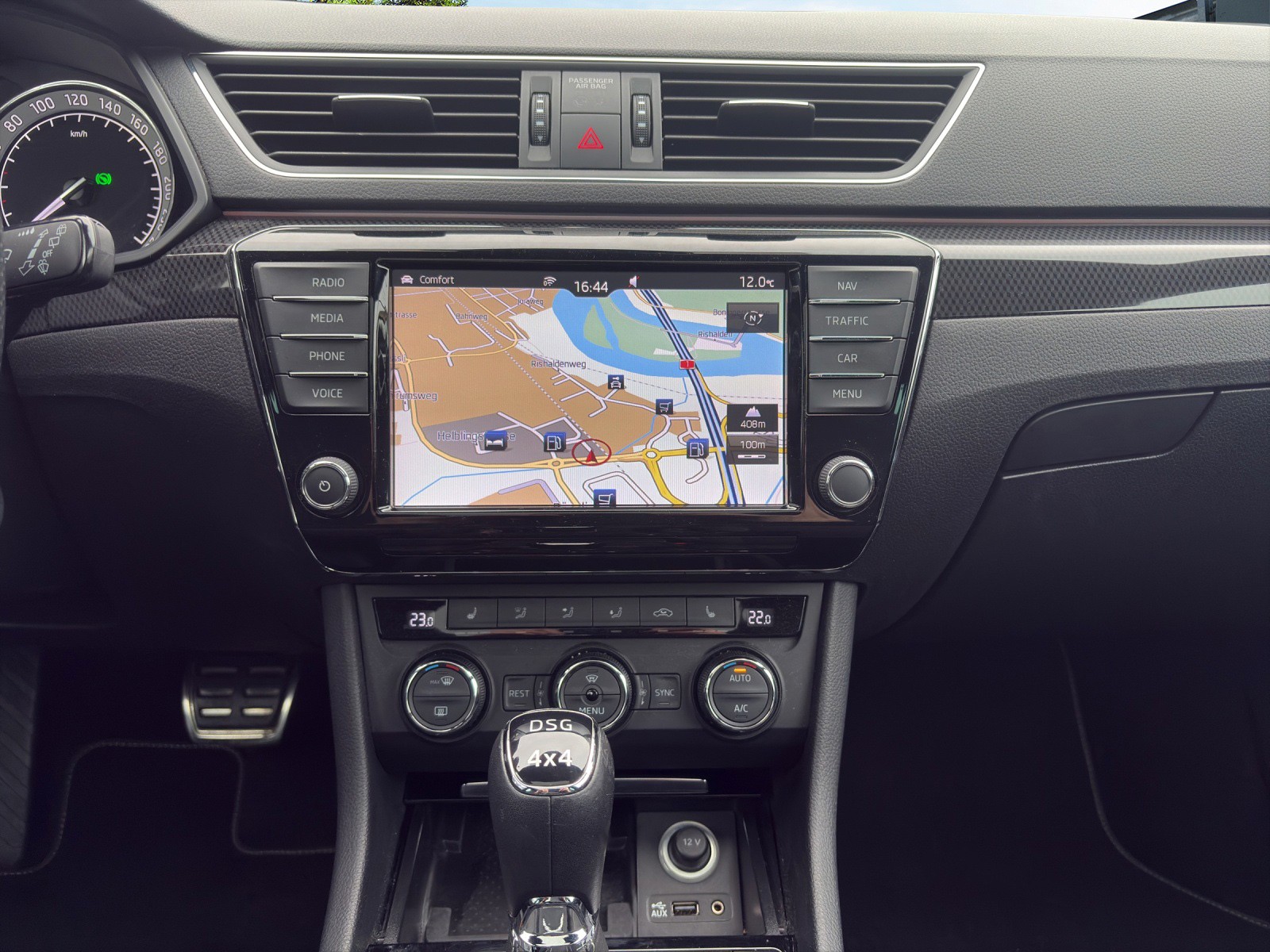SKODA Superb Combi 2.0 TDi Sport Line 4x4 DSG-image-12