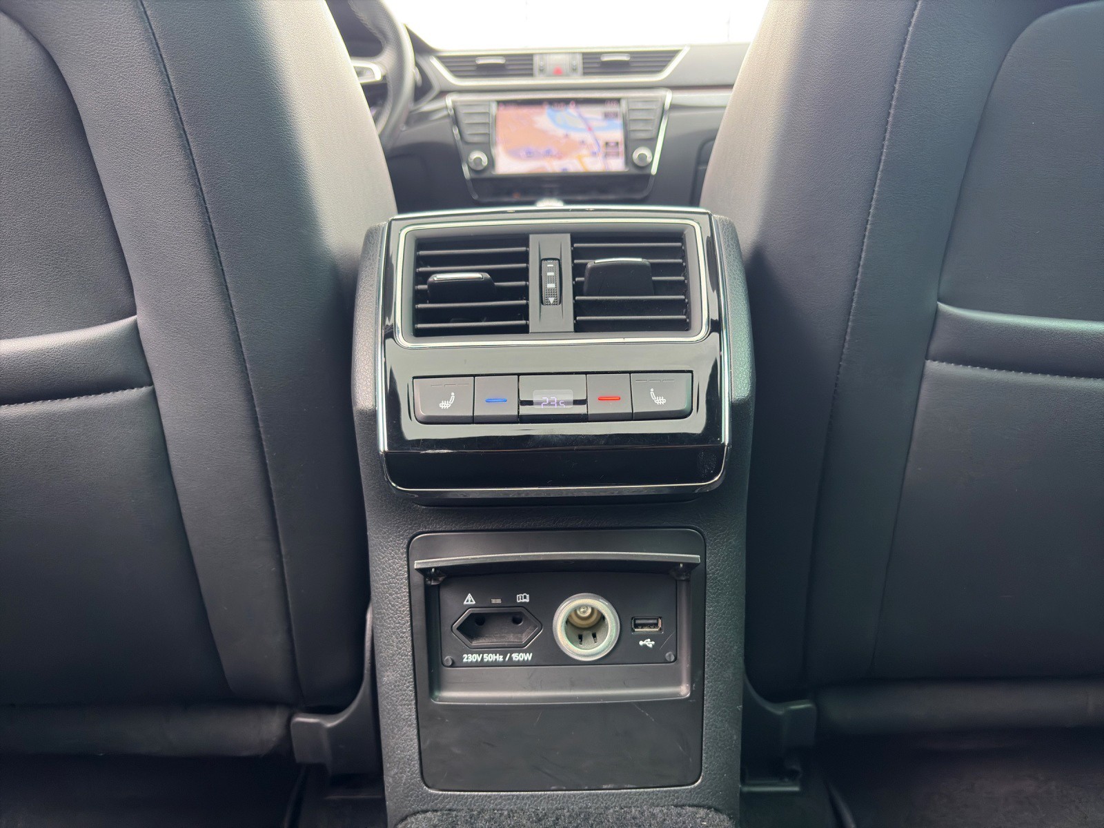 SKODA Superb Combi 2.0 TDi Sport Line 4x4 DSG-image-16