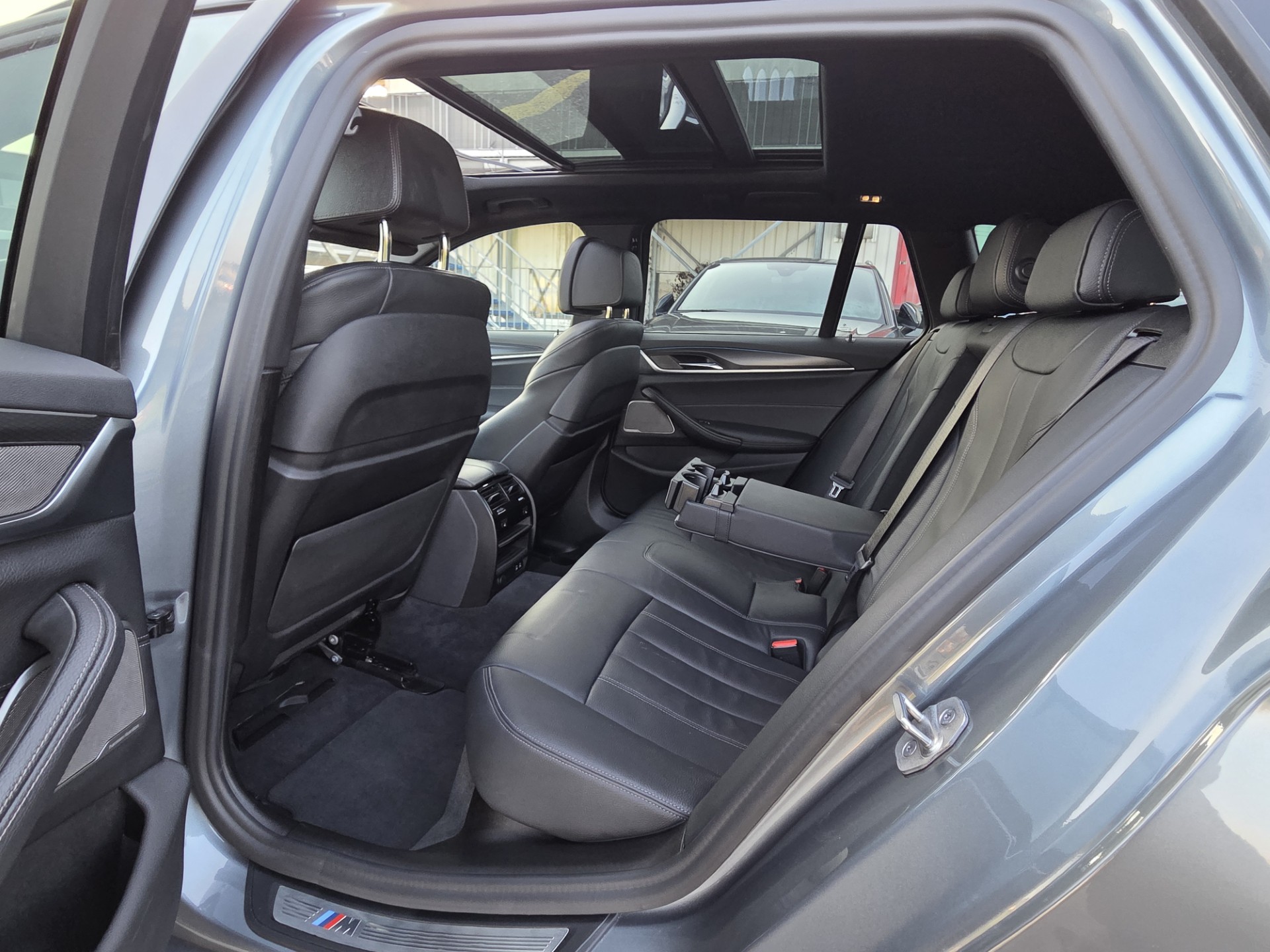 BMW 530e xDrive Touring Pure M Sport Steptronic-image-9