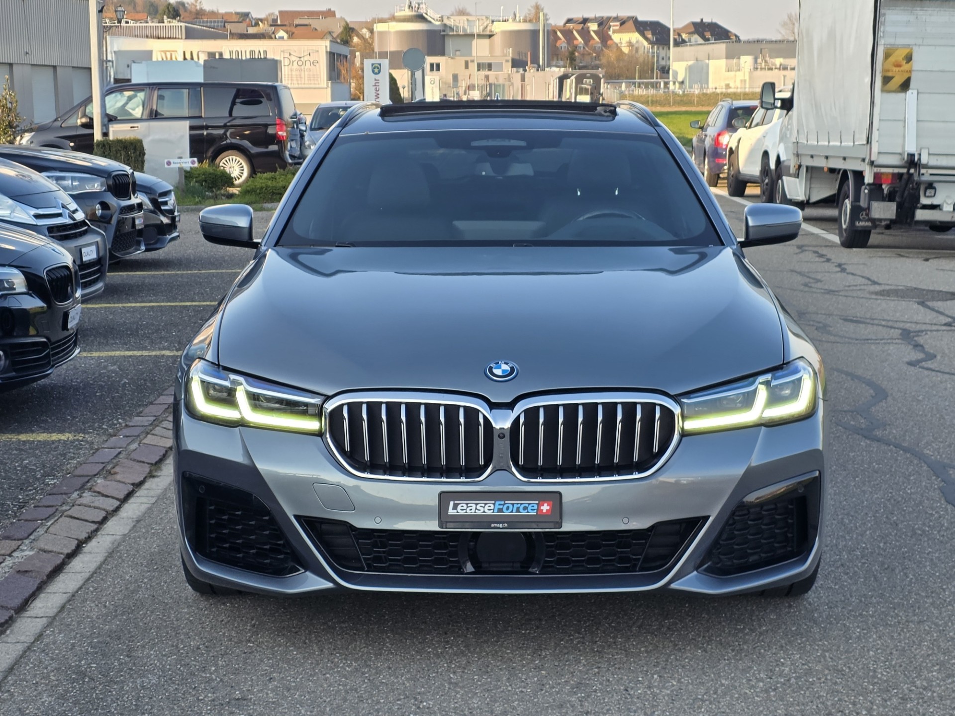 BMW 530e xDrive Touring Pure M Sport Steptronic-image-2