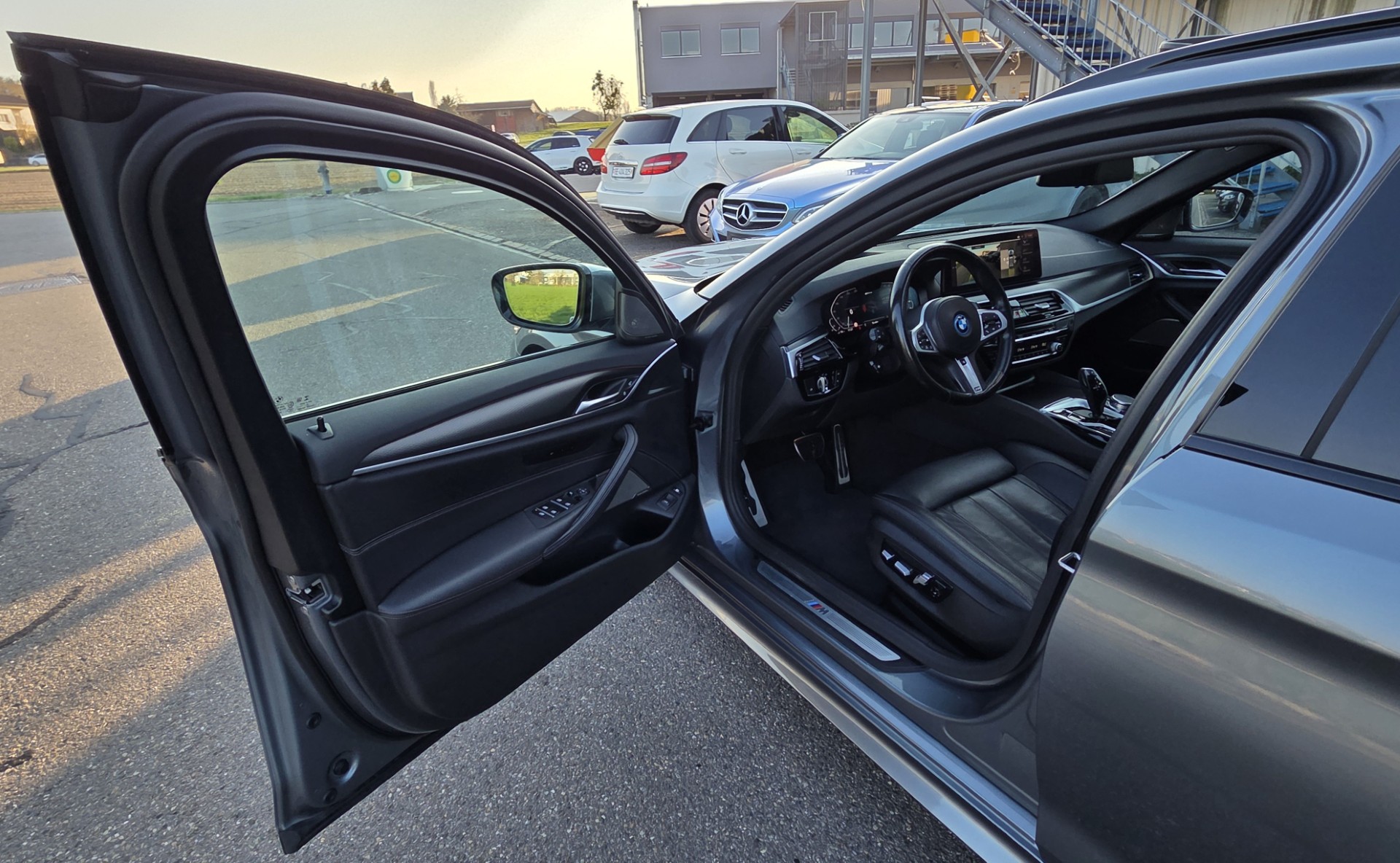 BMW 530e xDrive Touring Pure M Sport Steptronic-image-8
