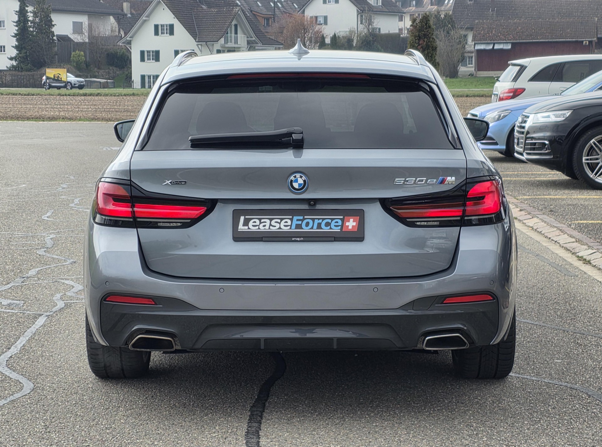 BMW 530e xDrive Touring Pure M Sport Steptronic-image-5
