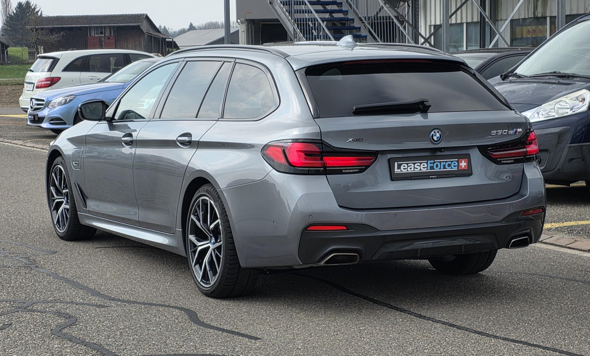 BMW 530e xDrive Touring Pure M Sport Steptronic-image-4
