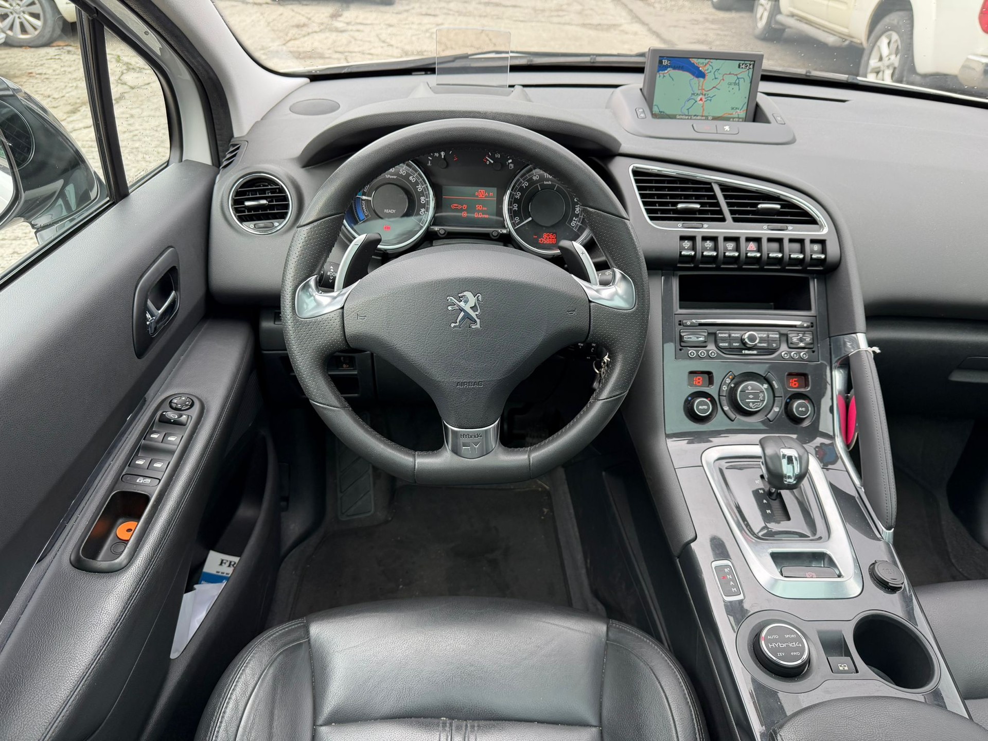 PEUGEOT 3008 HYbrid4 2.0 HDI EGS6-image-12