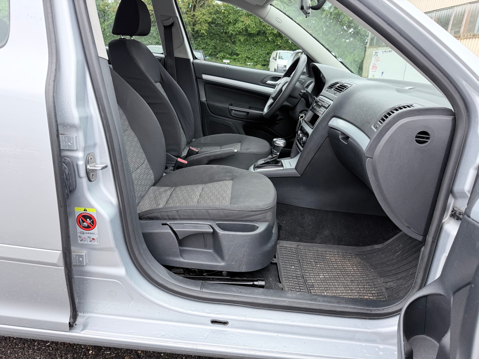 SKODA Octavia Combi 1.6 TDI Ambiente DSG-image-6