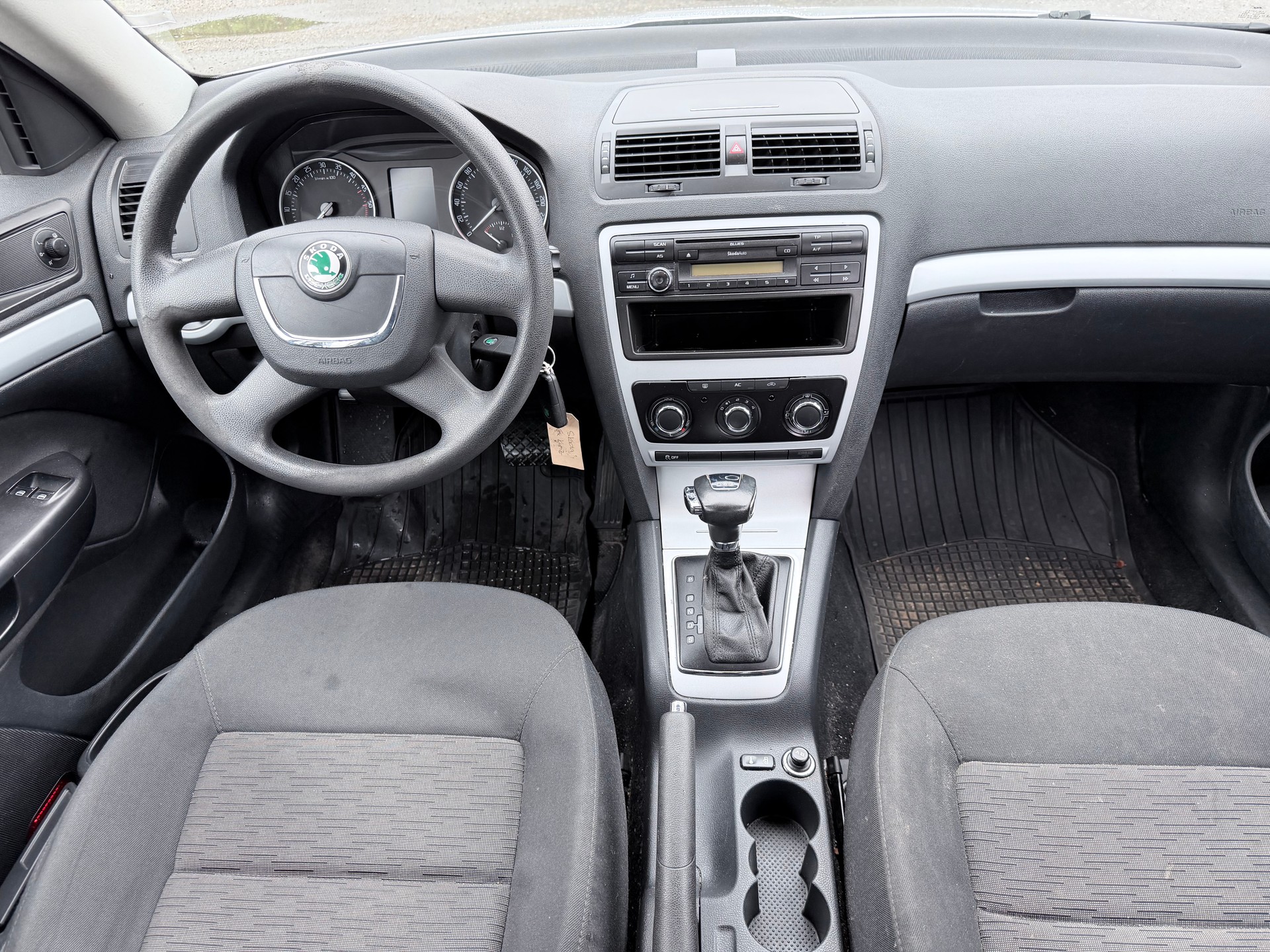 SKODA Octavia Combi 1.6 TDI Ambiente DSG-image-5