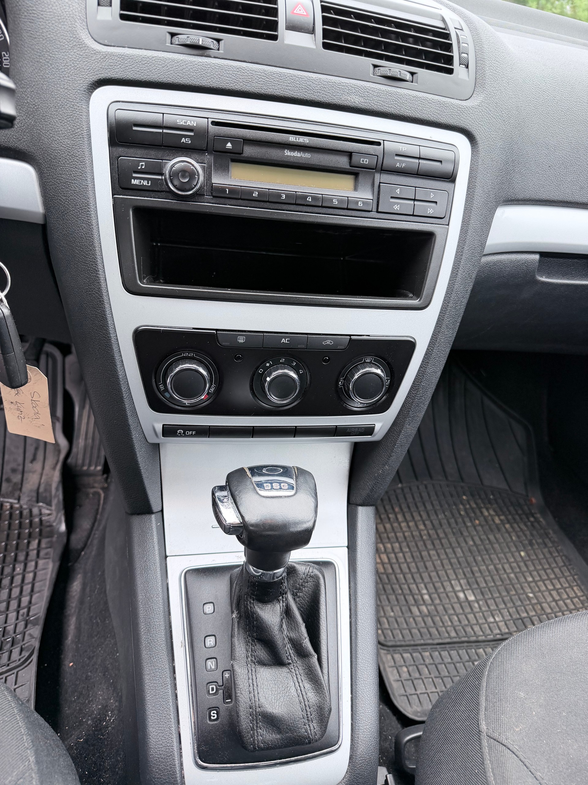 SKODA Octavia Combi 1.6 TDI Ambiente DSG-image-10