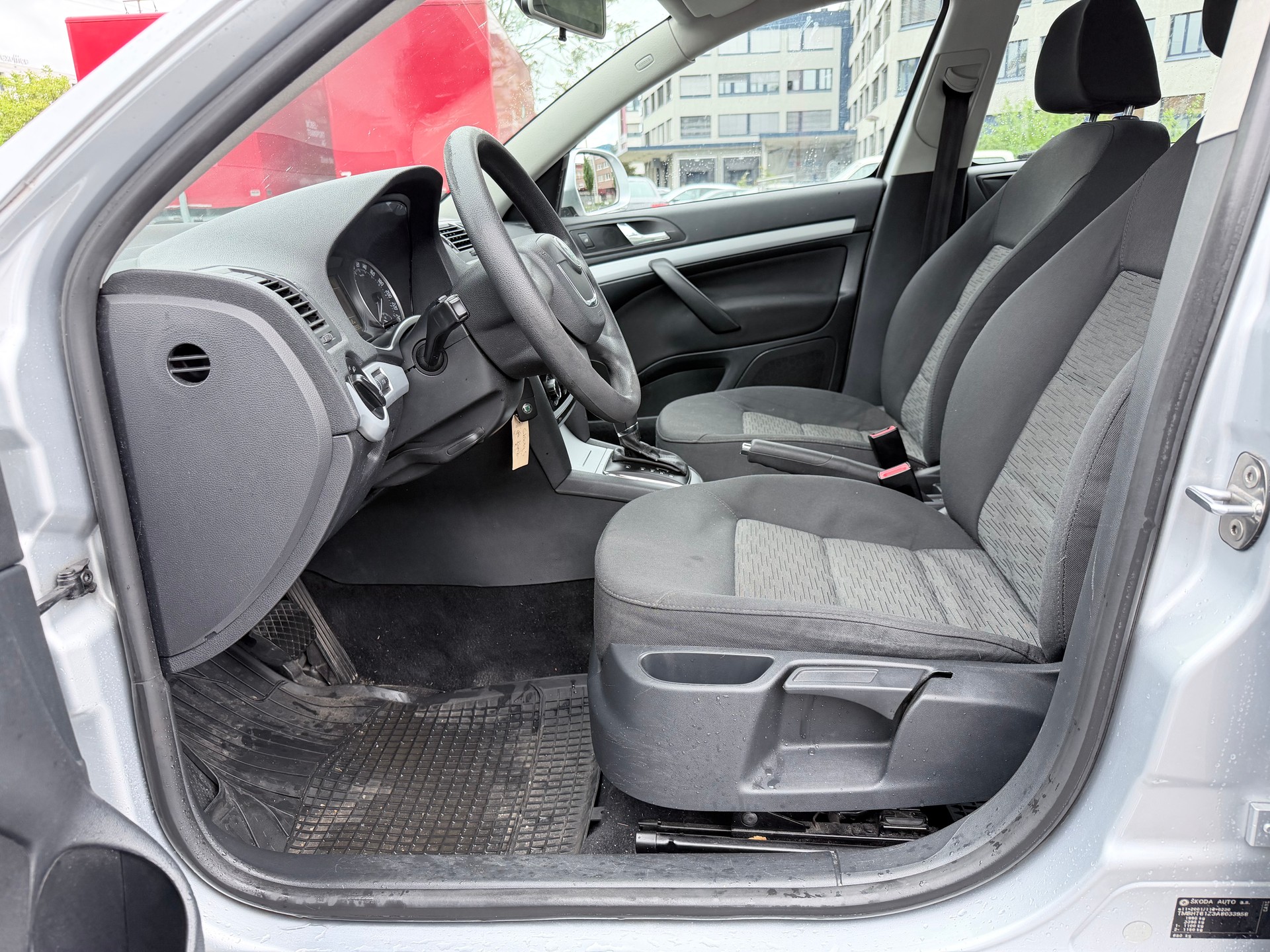 SKODA Octavia Combi 1.6 TDI Ambiente DSG-image-7
