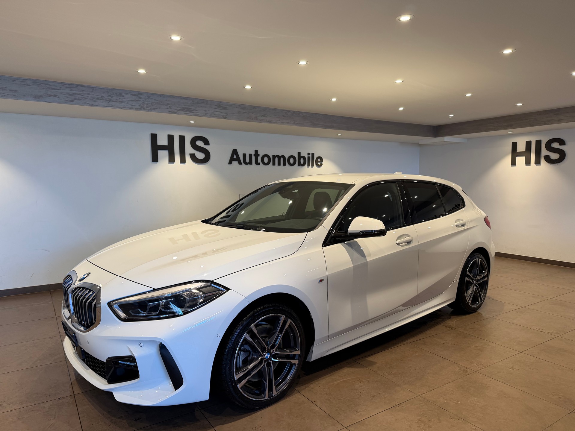 BMW 120d xDrive M-Sport-showroom-element-1