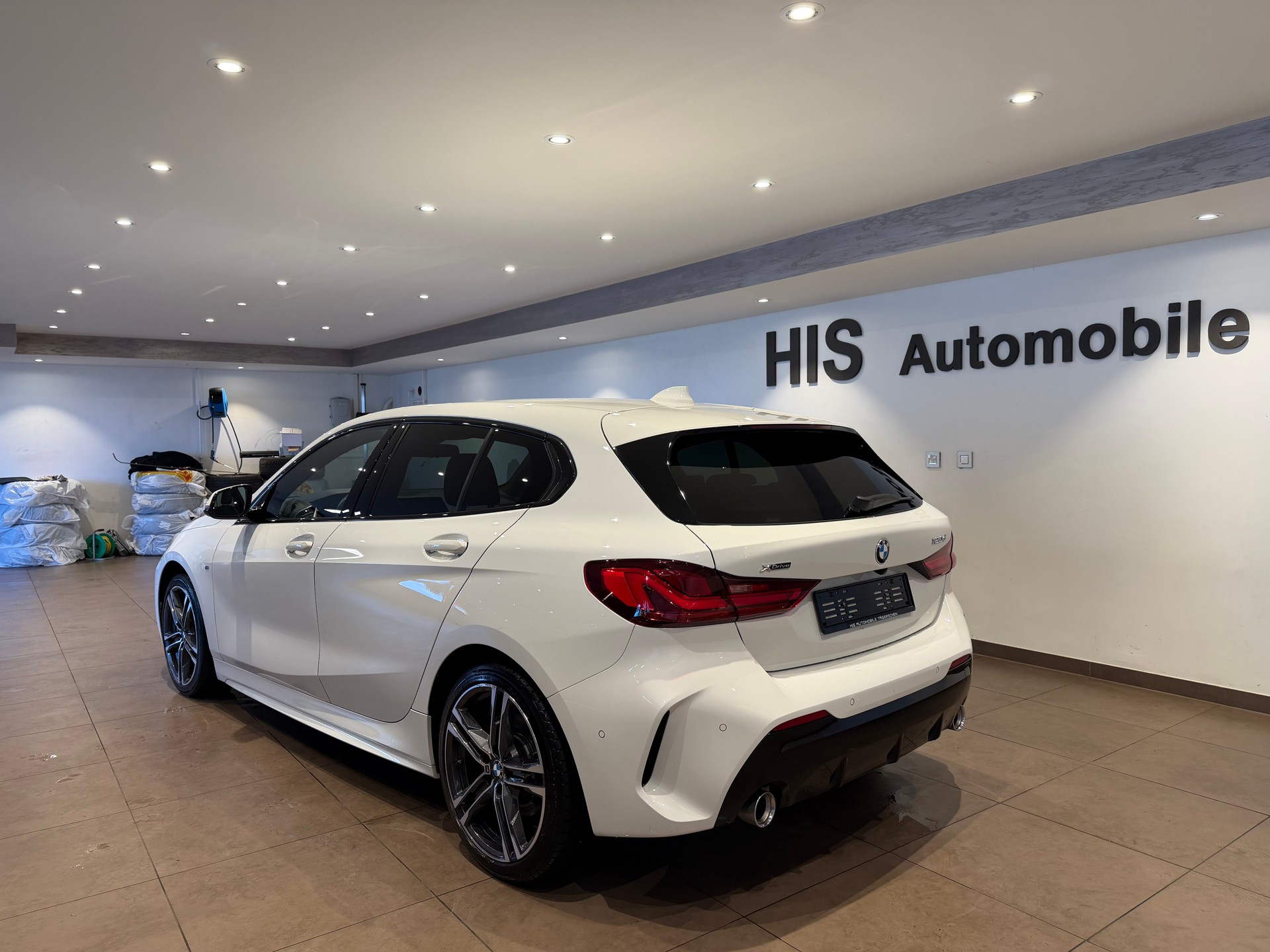 BMW 120d xDrive M-Sport-showroom-element-2