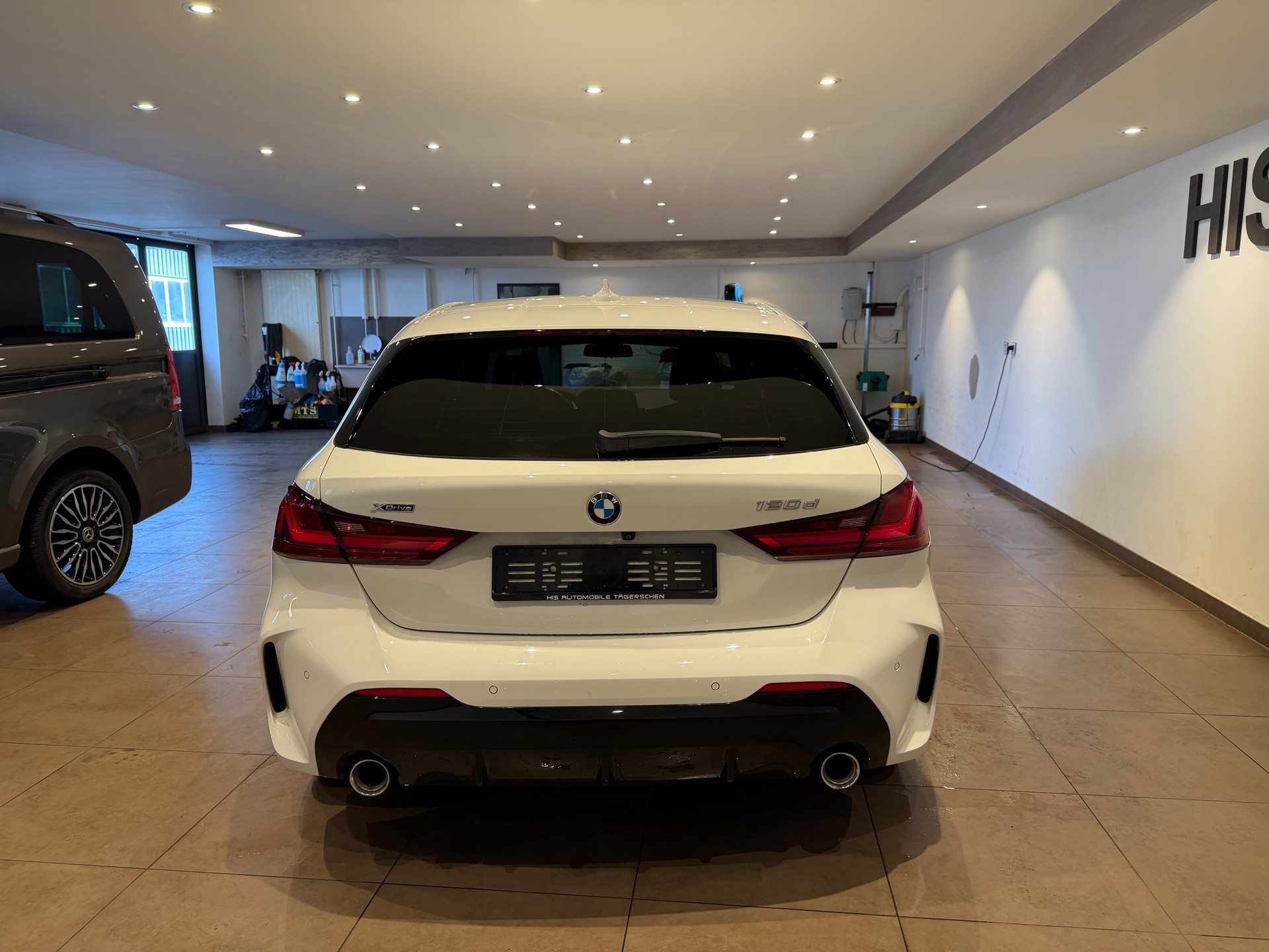 BMW 120d xDrive M-Sport-showroom-element-3