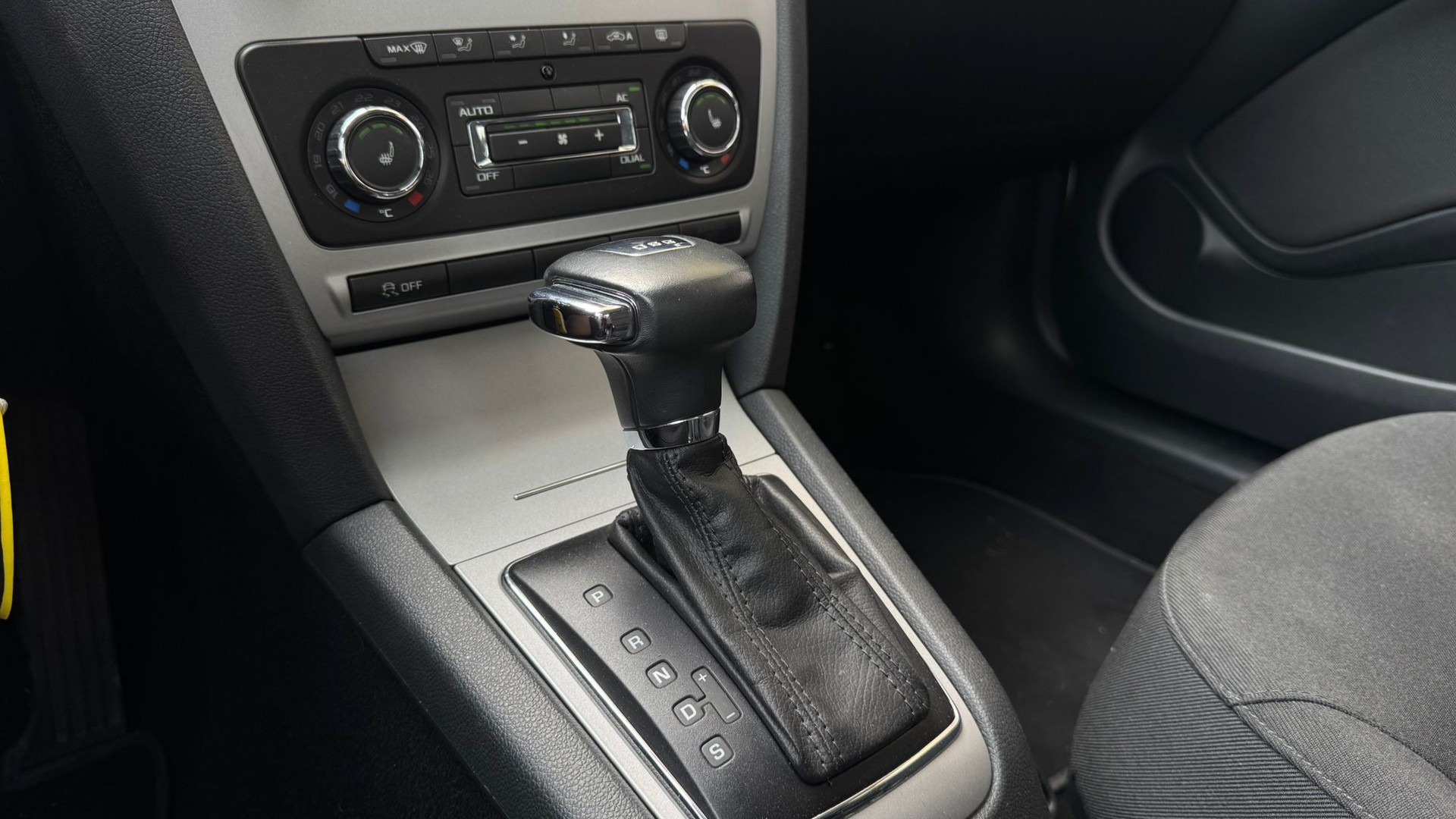 SKODA Octavia 1.8 TSI Ambition DSG-image-4