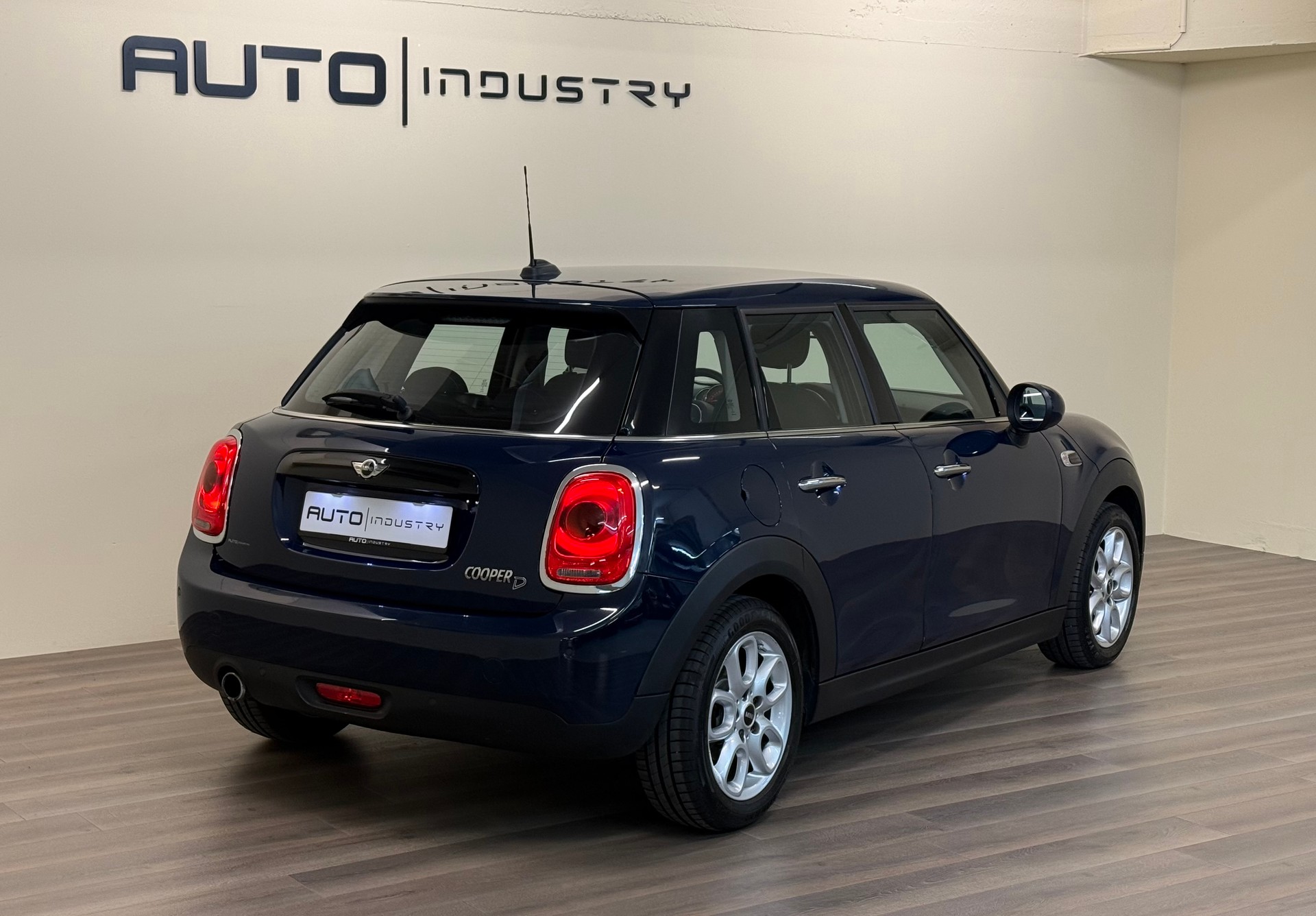 MINI Cooper D Steptronic-showroom-element-3