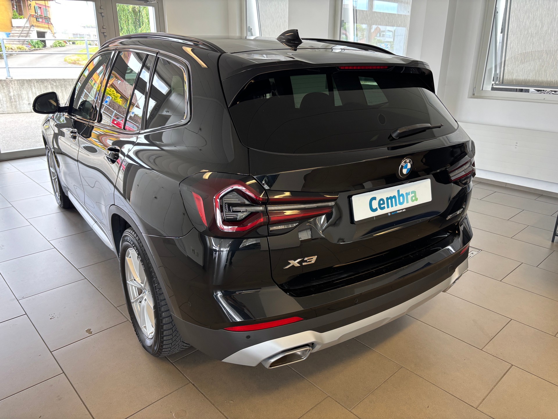 BMW X3 xDrive 20i-showroom-element-3